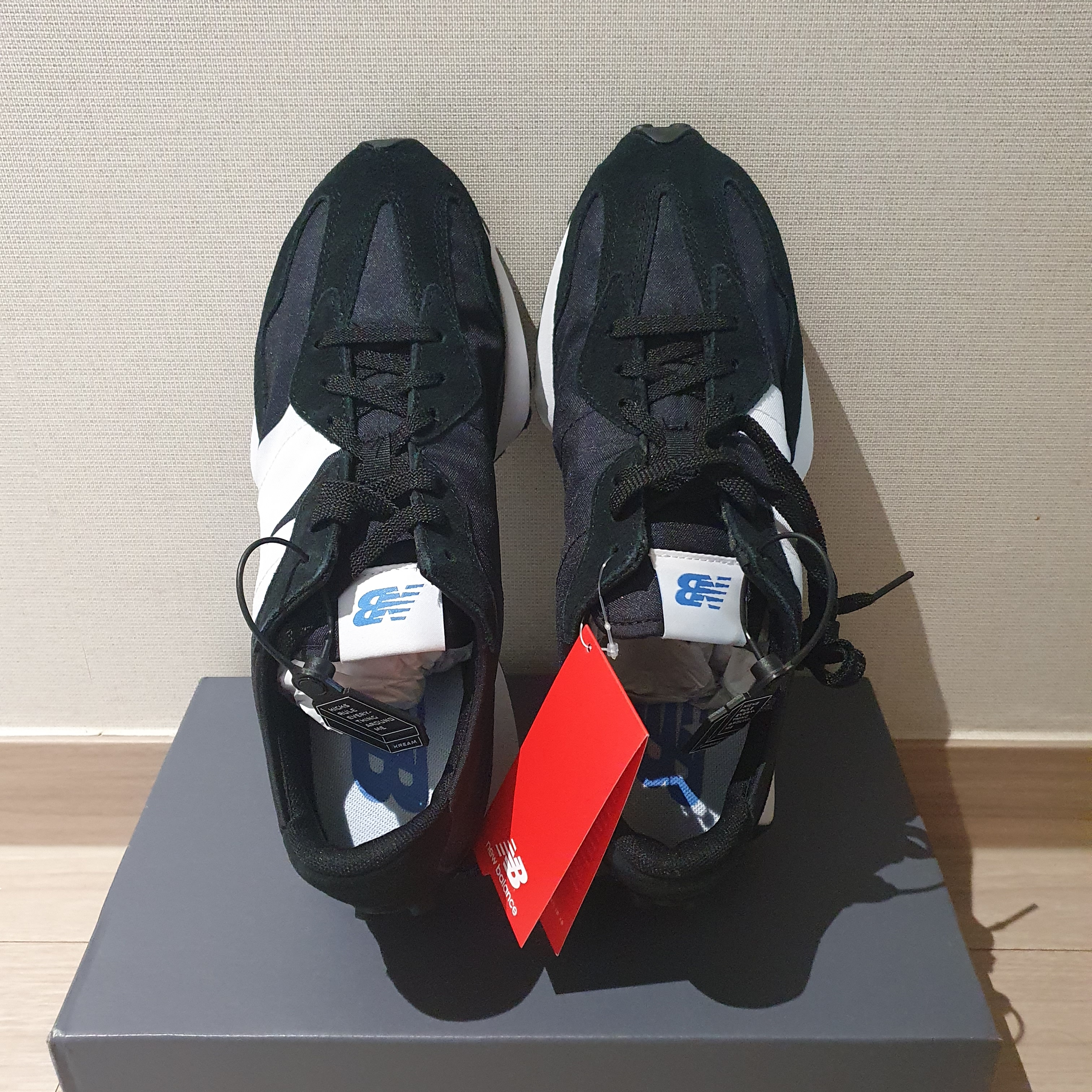New Balance 327 Black 착용 스타일 - 3