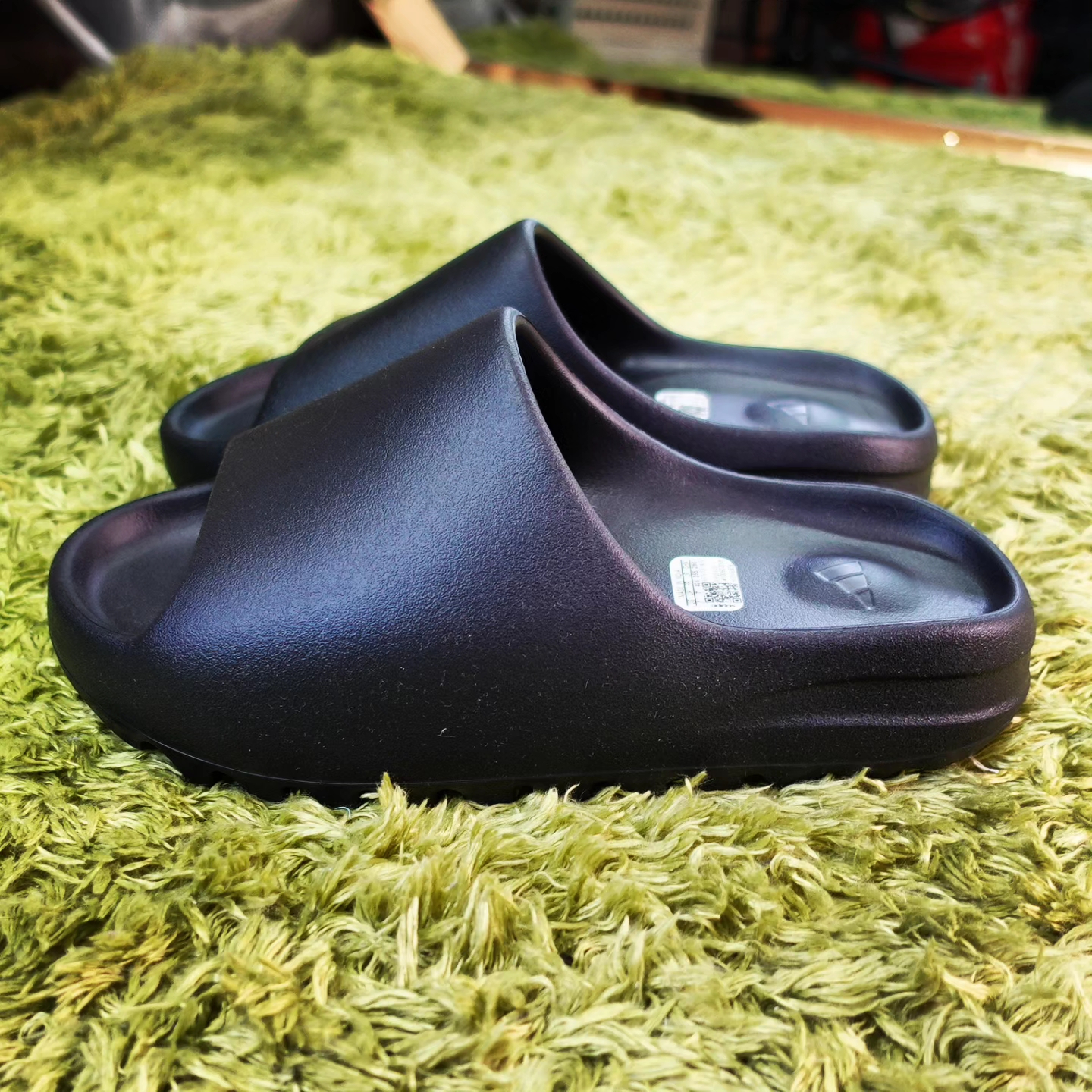 Adidas Yeezy Slide Onyx 착용 스타일 - 3