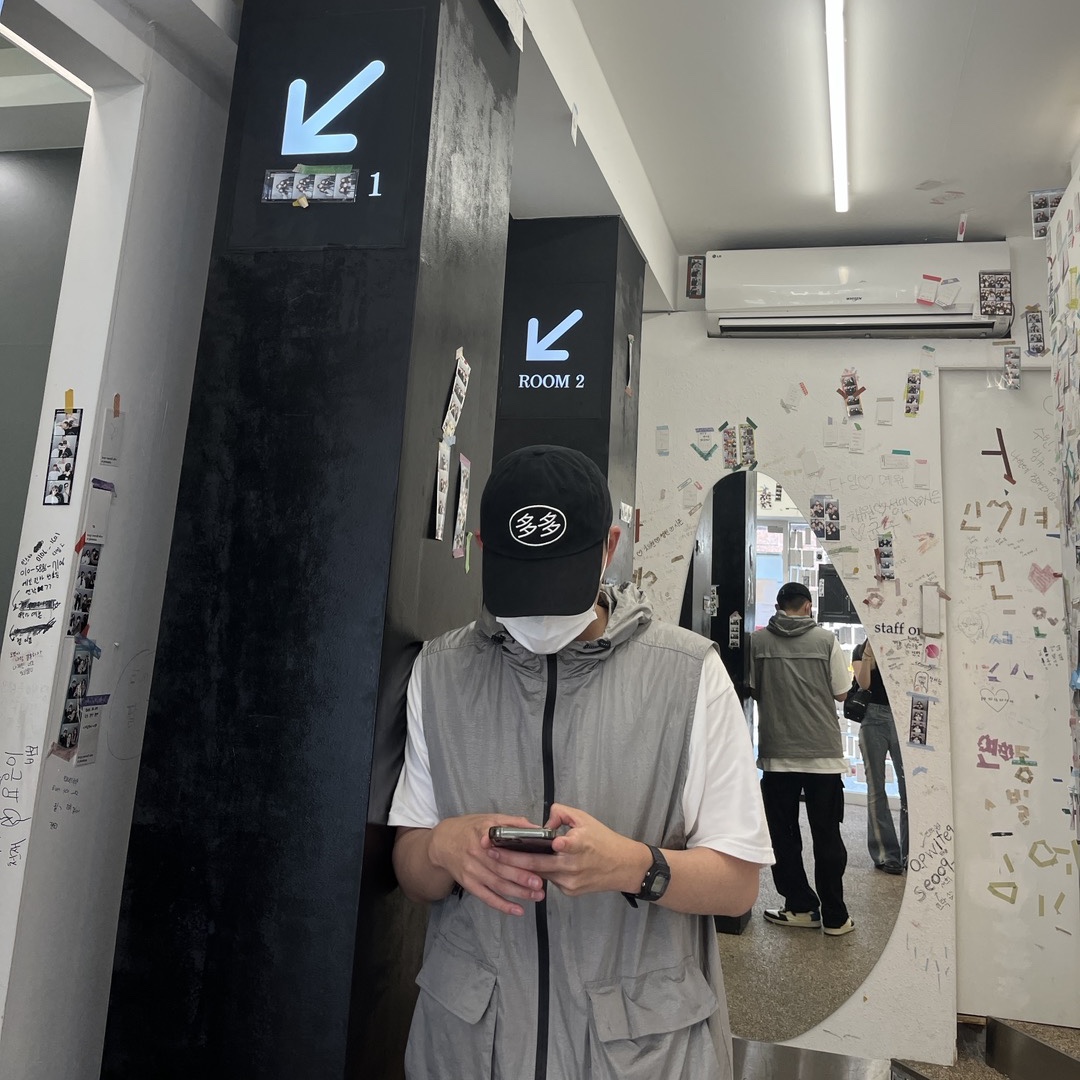 다다 로고 캡 블랙 화이트, 조던 1 x 트래비스 스캇 x 프라그먼트 레트로 로우 OG SP 밀리터리 블루 착용 스타일