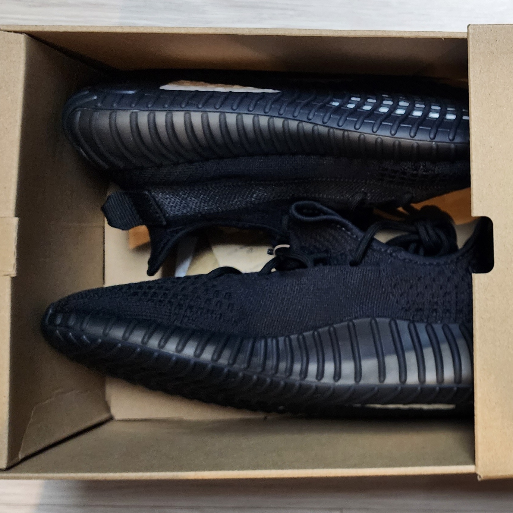 Adidas Yeezy Boost 350 V2 Onyx 착용 스타일