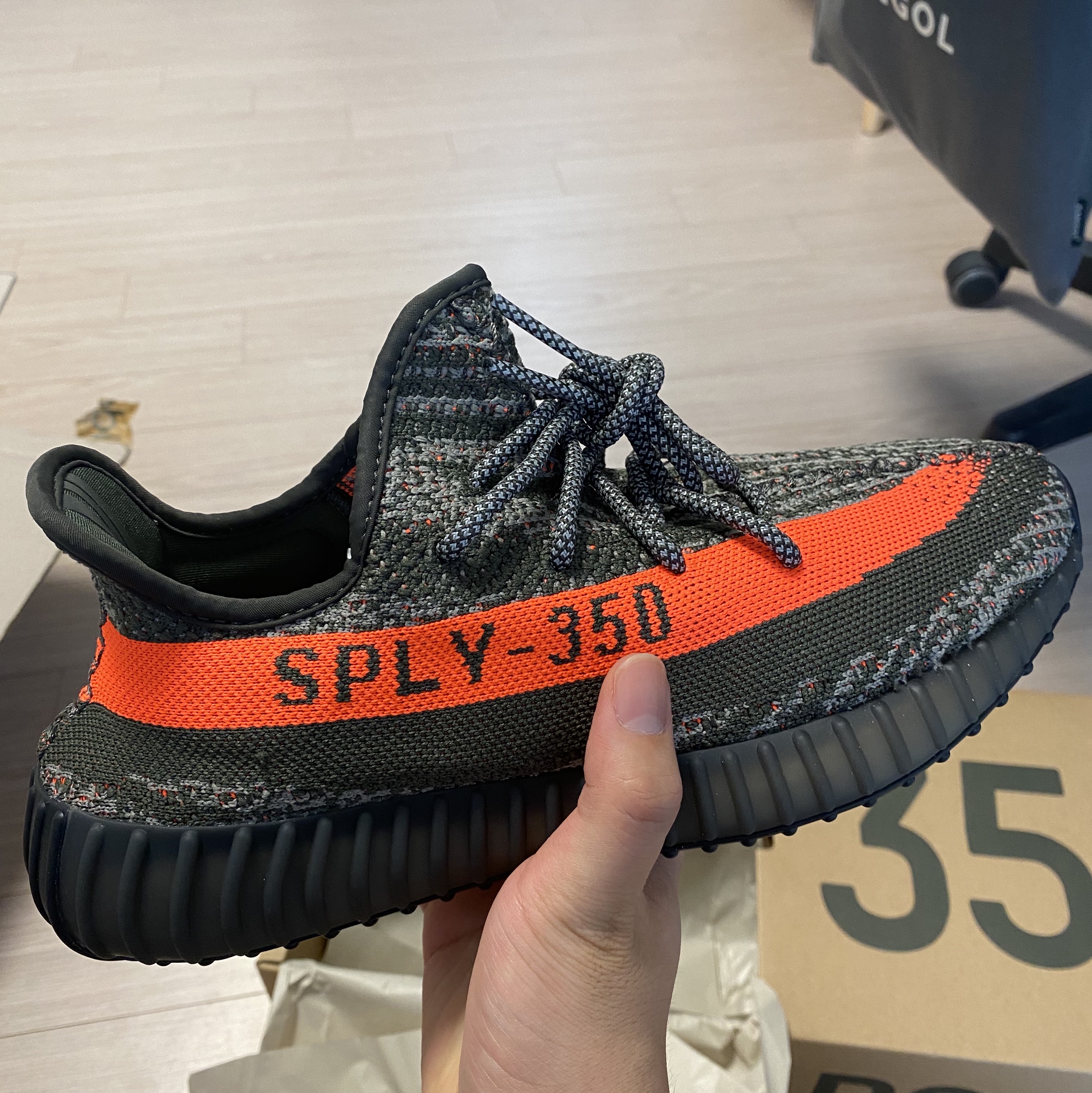 Adidas Yeezy Boost 350 V2 Carbon Beluga 착용 스타일 - 1