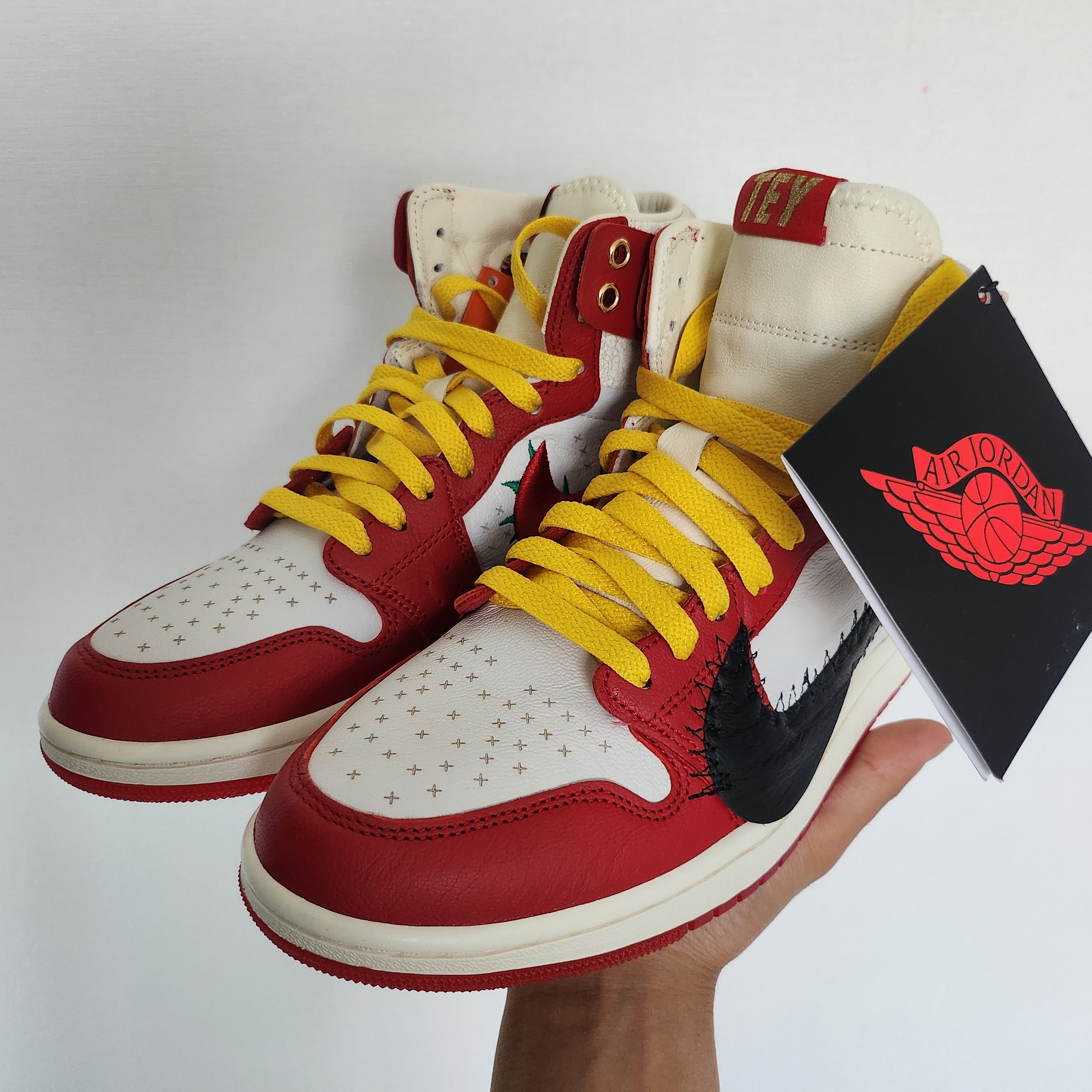 (W) Jordan 1 x Teyana Taylor Zoom CMFT 2 Gym Red 착용 스타일 - 2