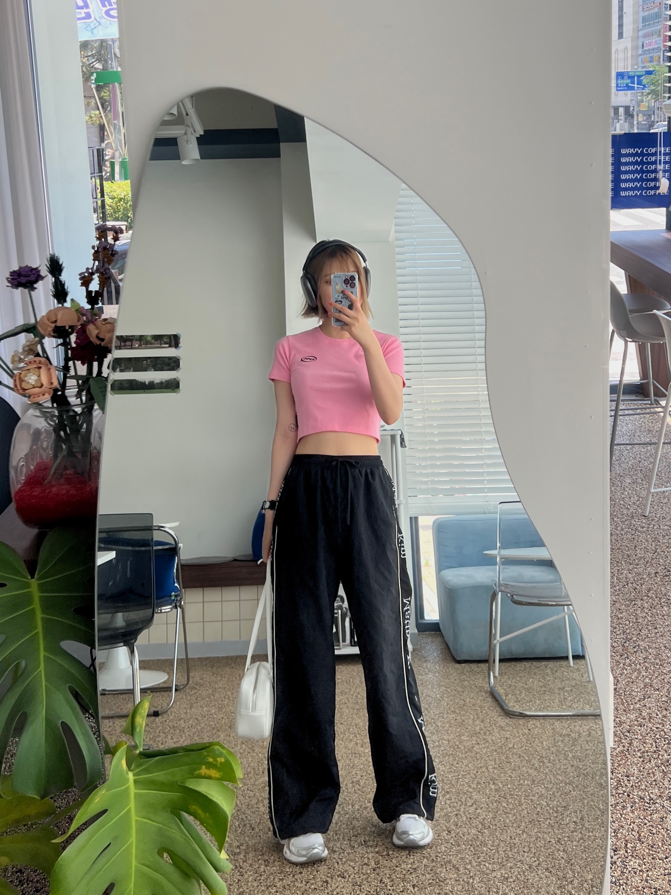 Apple AirPods Max Lightning Space Gray (Korean Ver.), (W) Asics Gel-Nimbus 9 White Oatmeal 착용 스타일