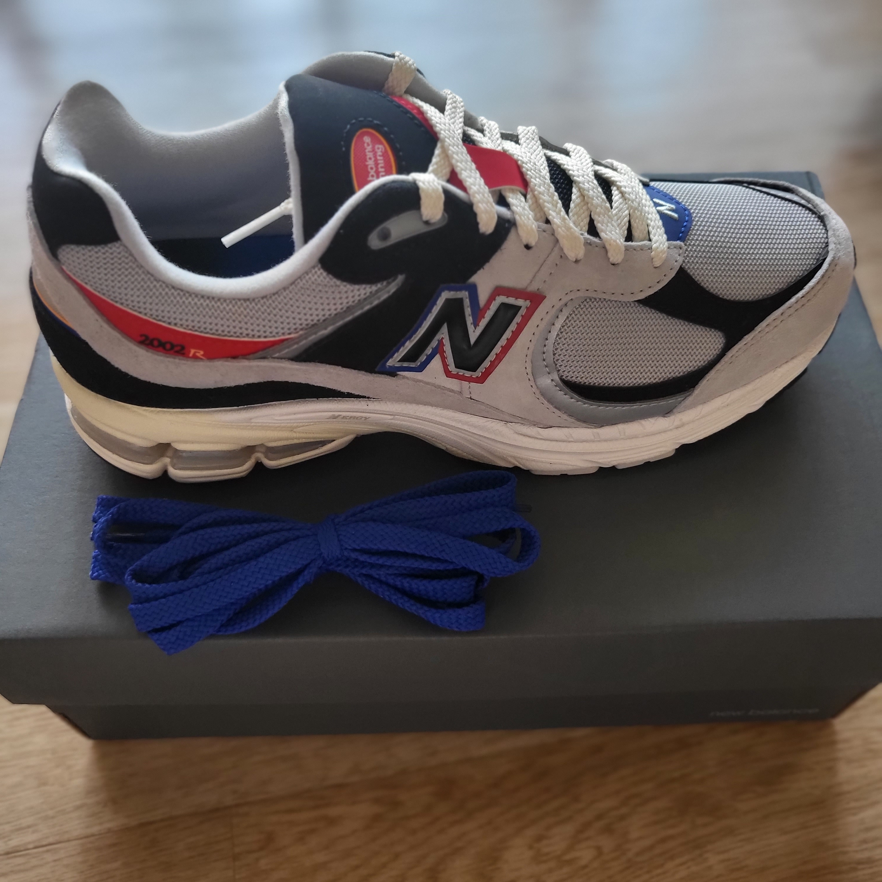 New Balance x DTLR 2002R Lovers Only Grey 착용 스타일