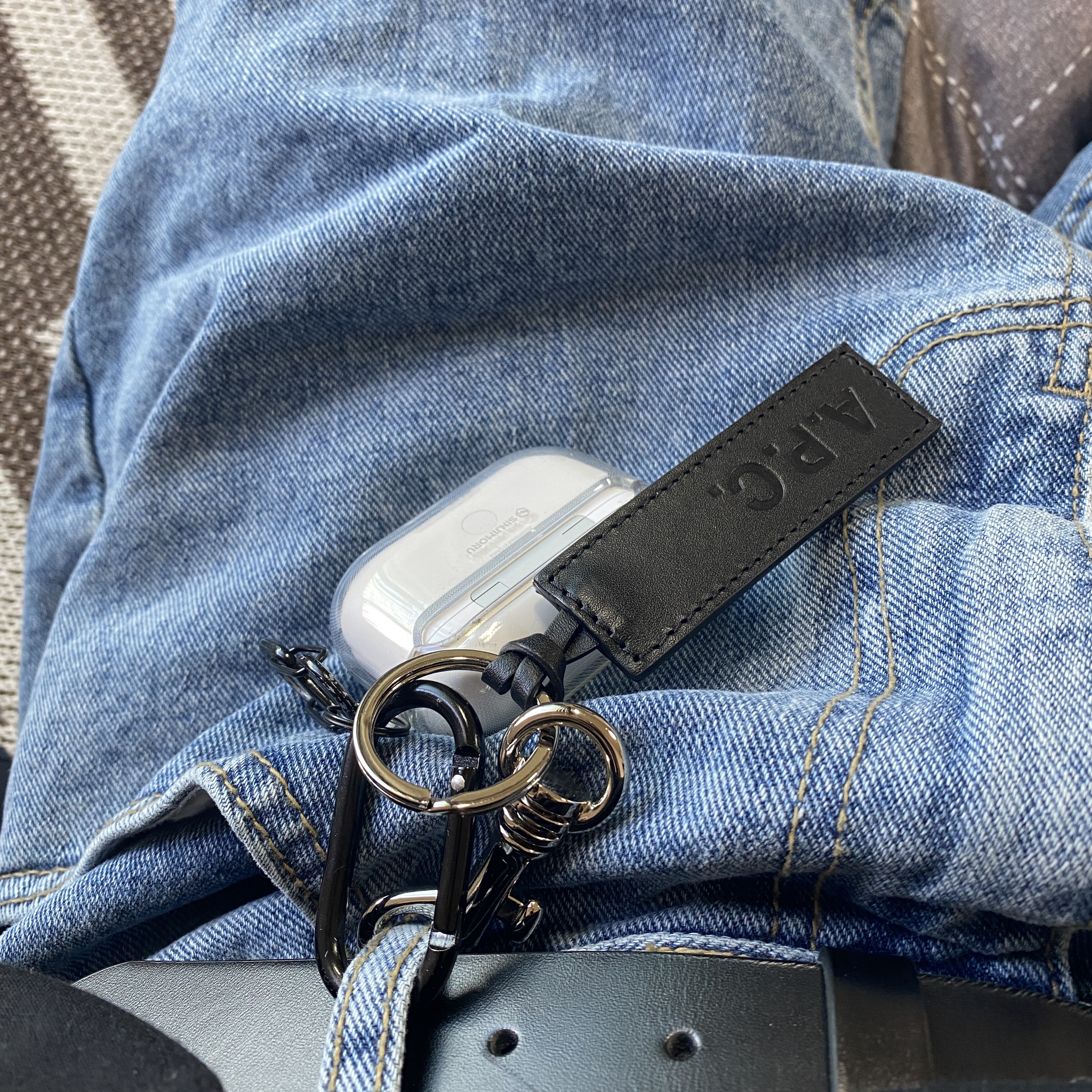 A.P.C. Keyring Black 착용 스타일