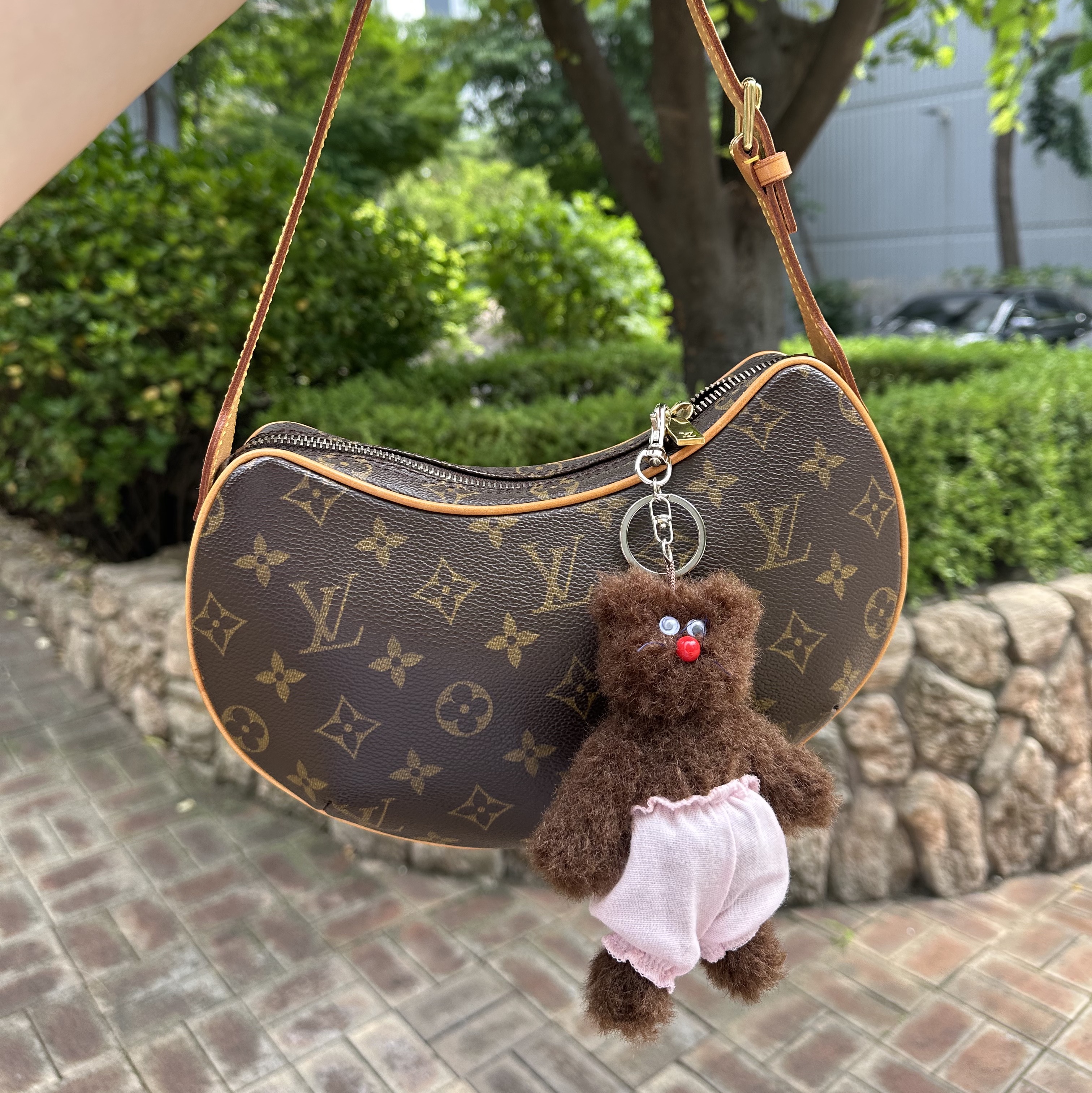 [KREAM 단독] Monamhee Bred Keyring with Pink Pants Brown 착용 스타일