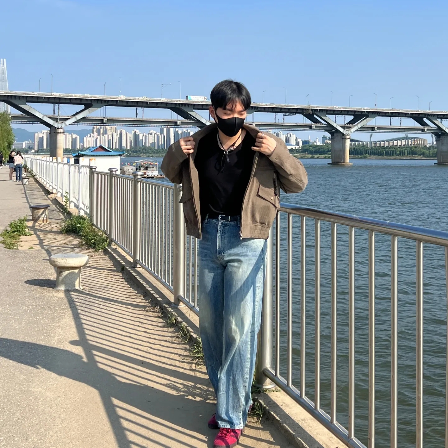 Our Legacy Ladon Leather Keychain Black, Adidas Tobacco Gruen Collegiate Burgundy 착용 스타일 - 3