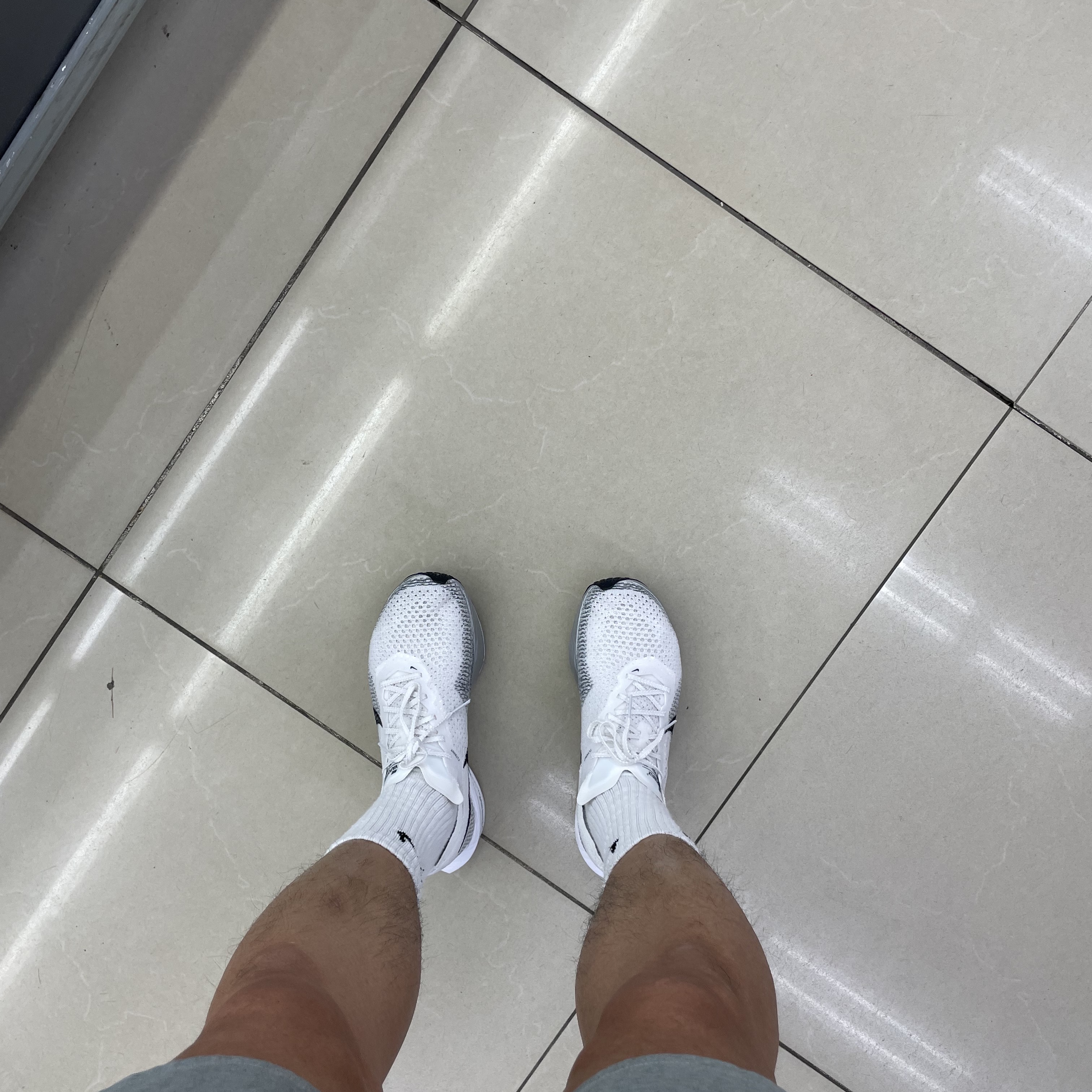 Nike ZoomX Vaporfly Next% 3 White Grey 착용 스타일 - 1