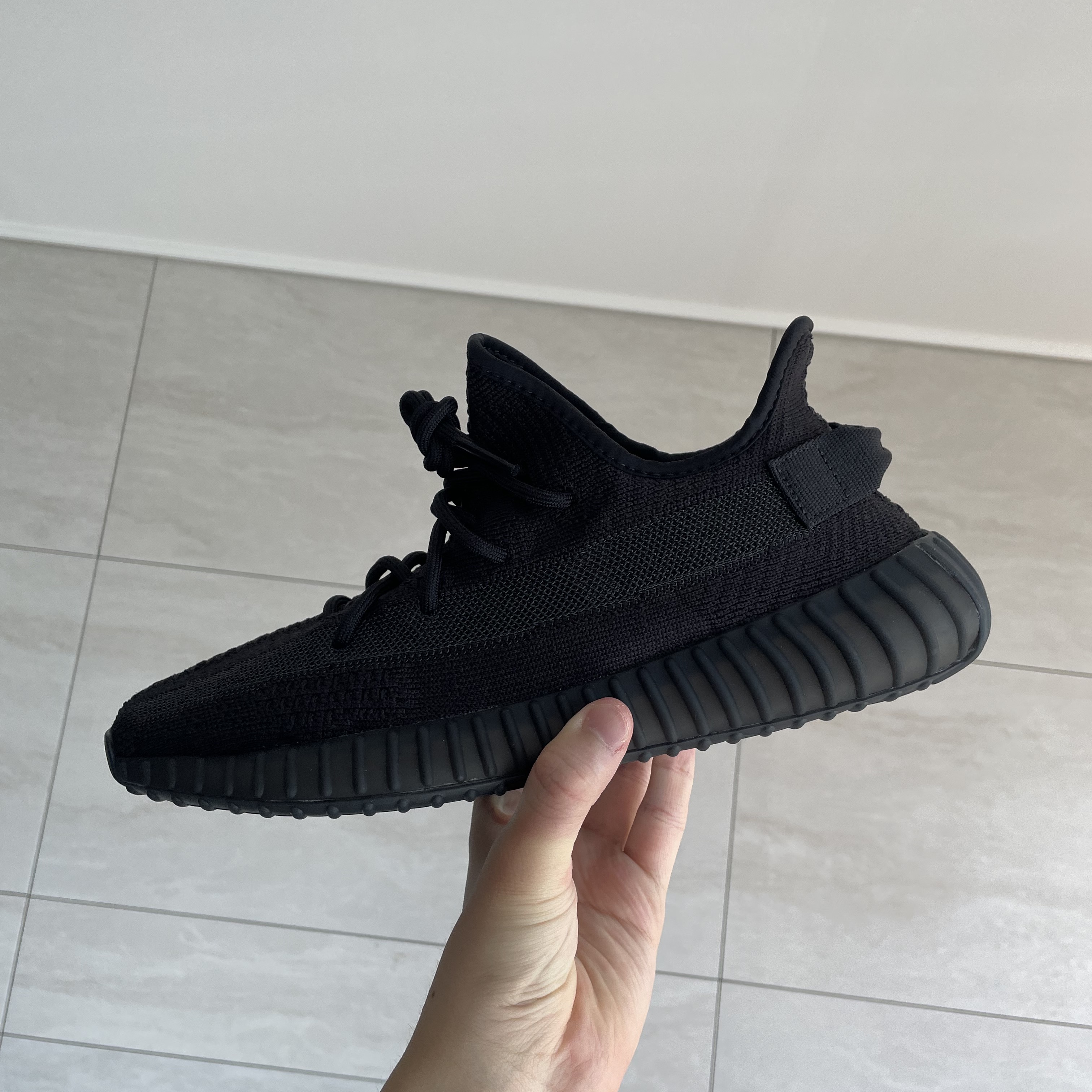 Adidas Yeezy Boost 350 V2 Onyx 착용 스타일 - 1