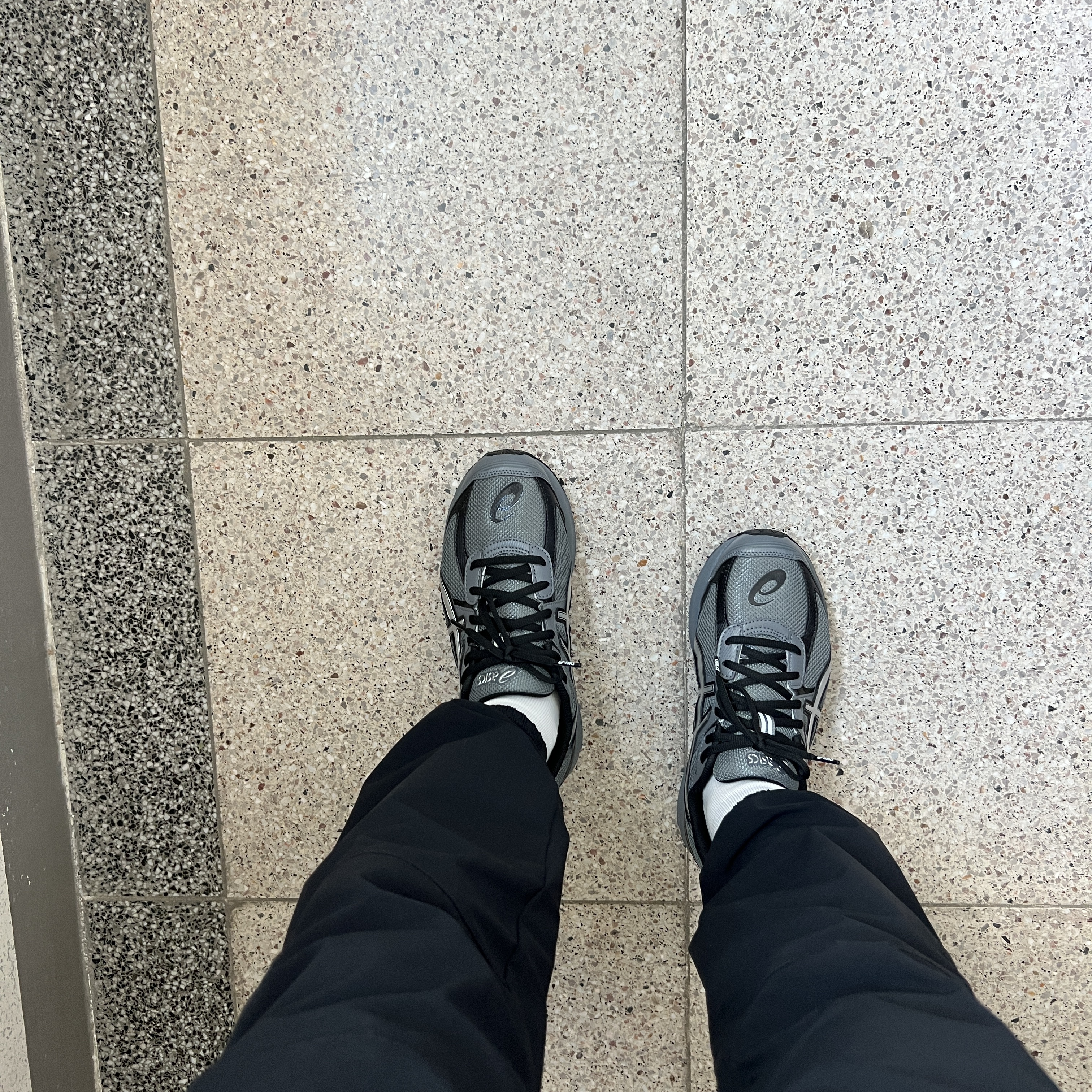 Asics Jog 100 S Steel Grey - 2E Wide 착용 스타일 - 1