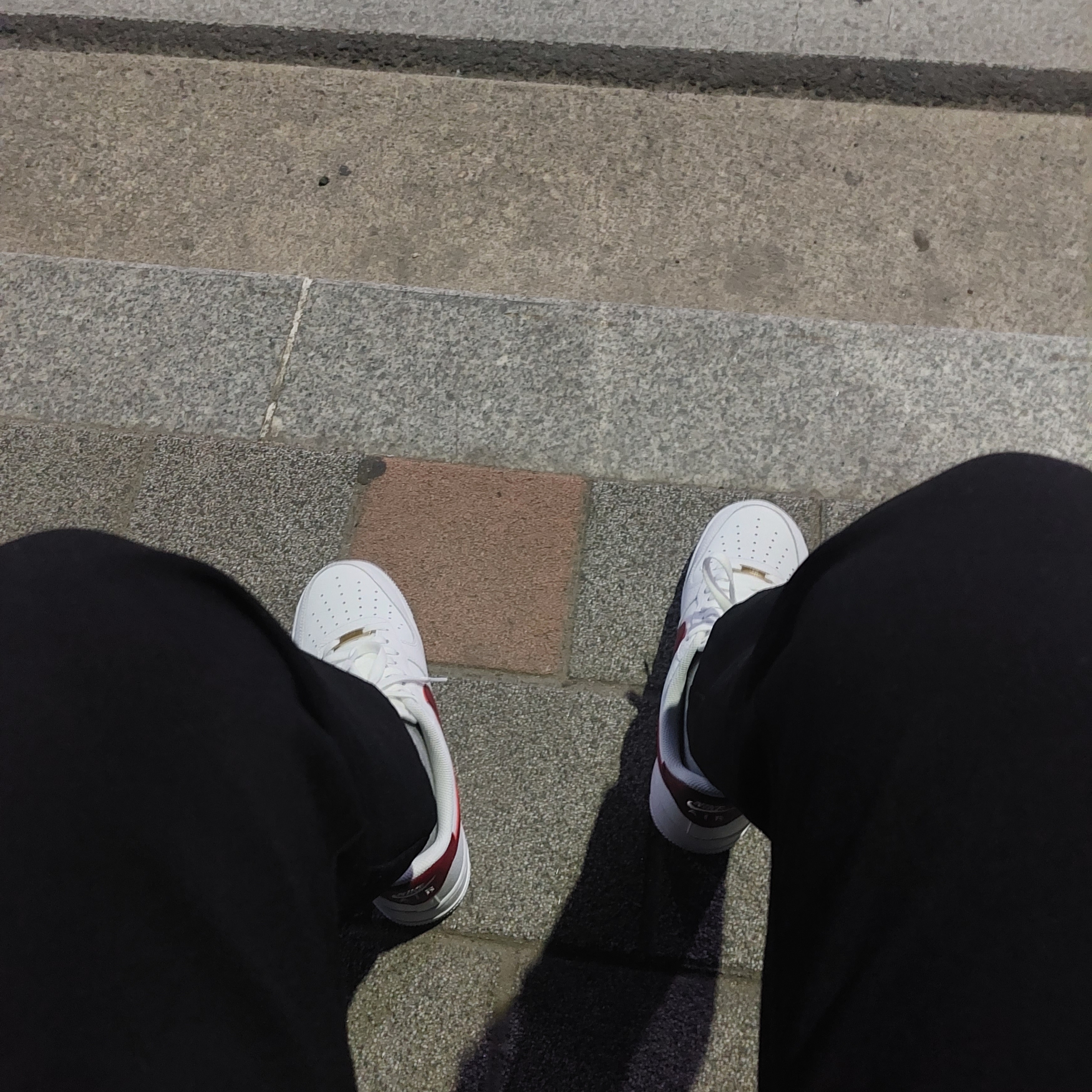 Nike Air Force 1 '07 Low White Team Red 착용 스타일