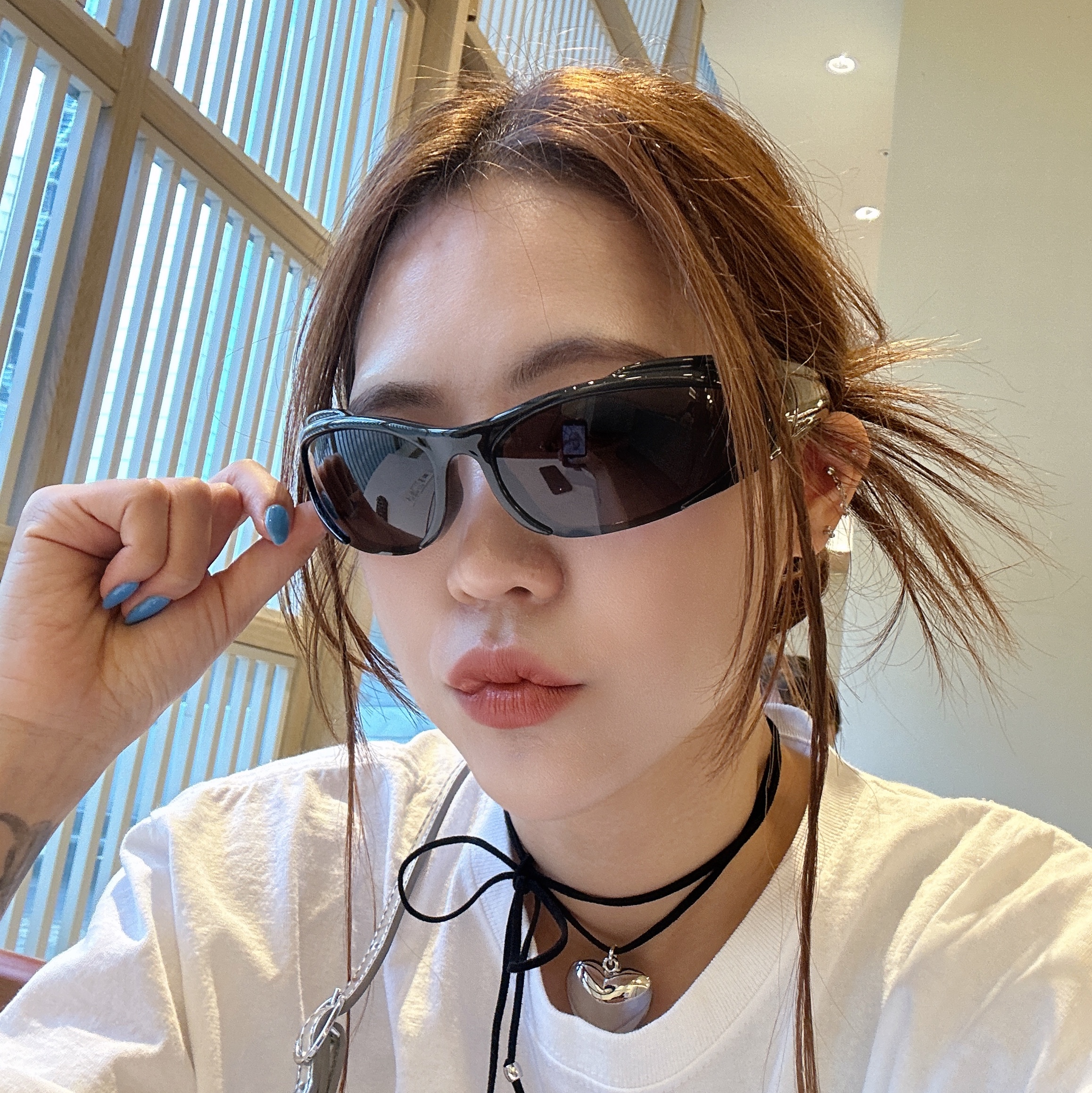 디젤 1DR 미니백 인 미러드 레더 실버, 스투시 트라이브 스택 티셔츠 화이트 착용 스타일 - 5