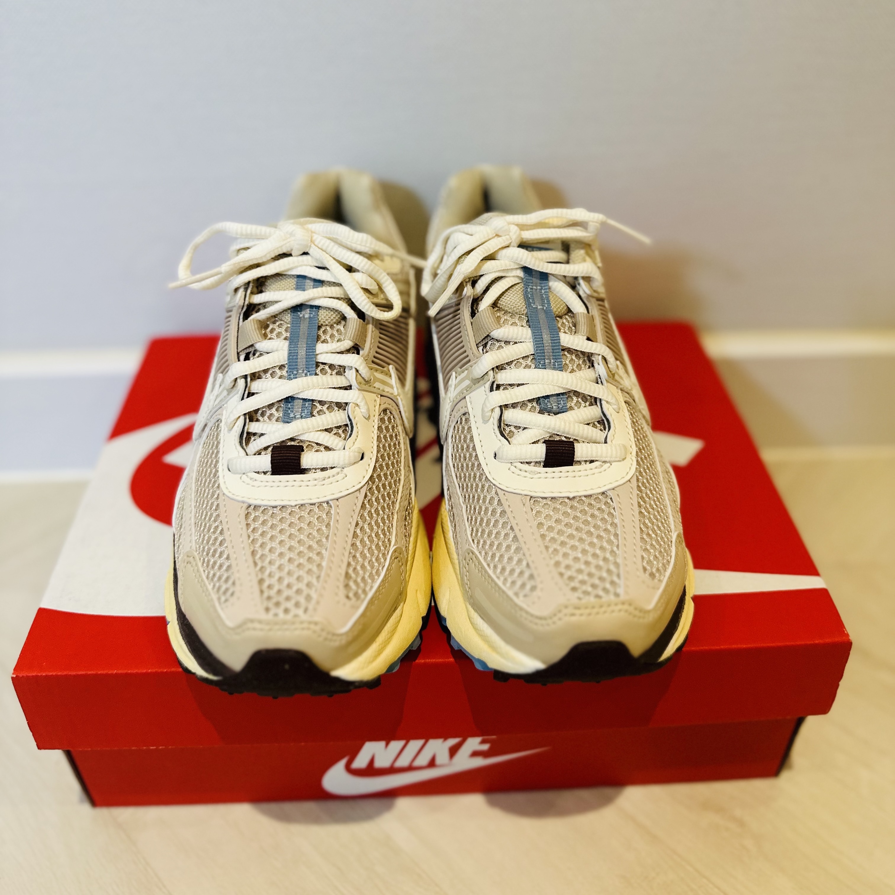 (W) Nike Zoom Vomero 5 Oatmeal 착용 스타일 - 4