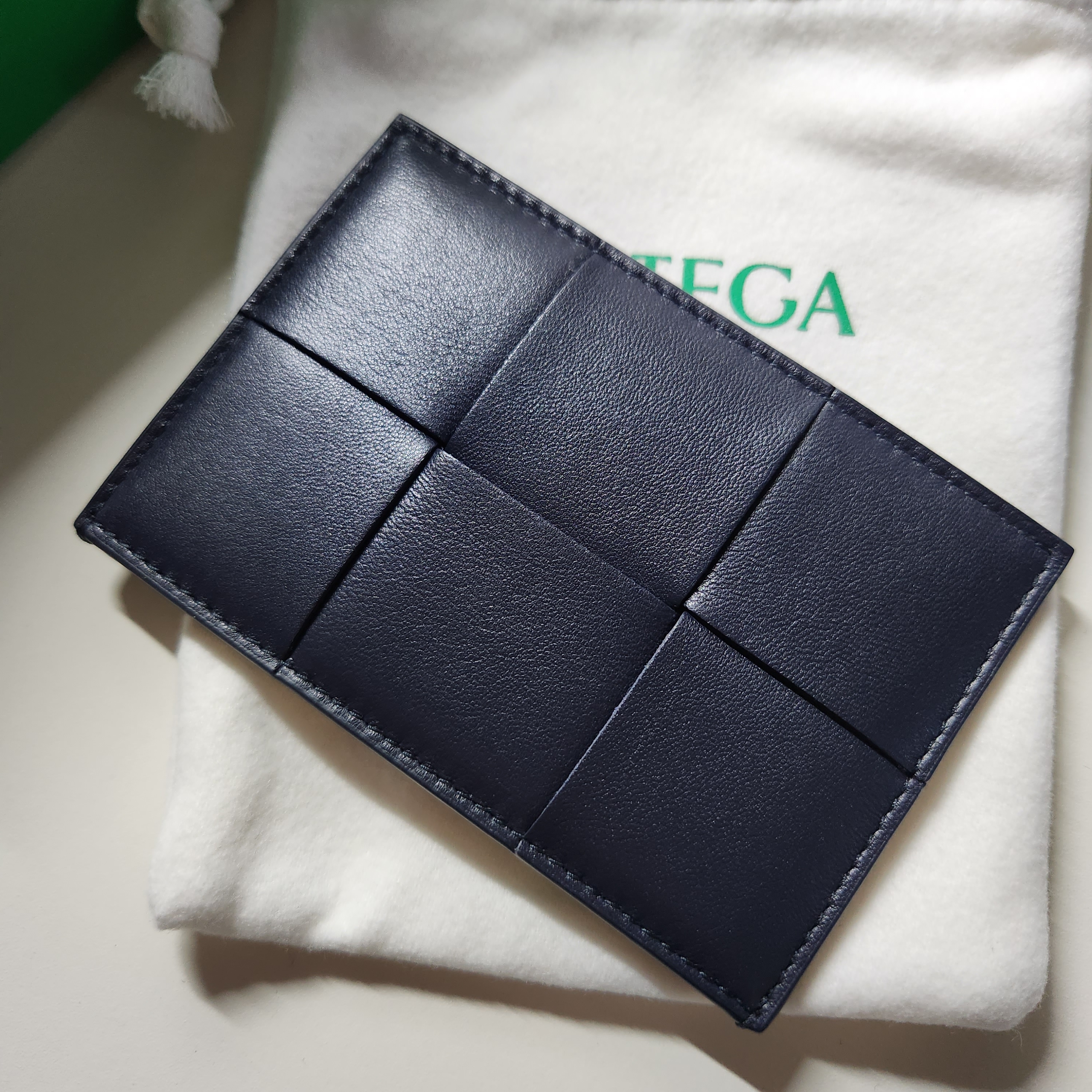 Bottega Veneta Credit Card Case Lambskin & Calfskin Space 착용 스타일