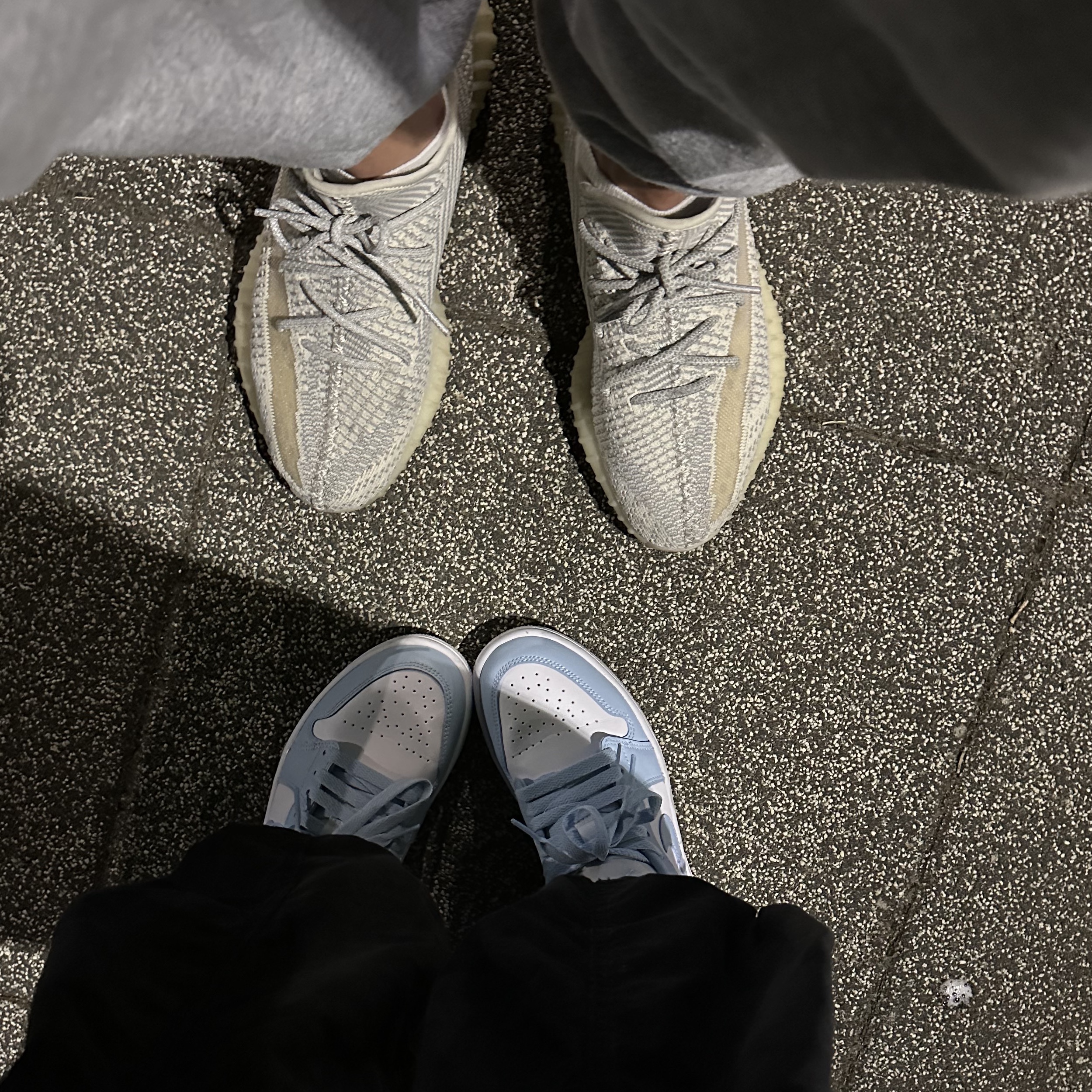Adidas Yeezy Boost 350 V2 Lundmark - Non Reflective, (W) Jordan 1 Low White Ice Blue 착용 스타일
