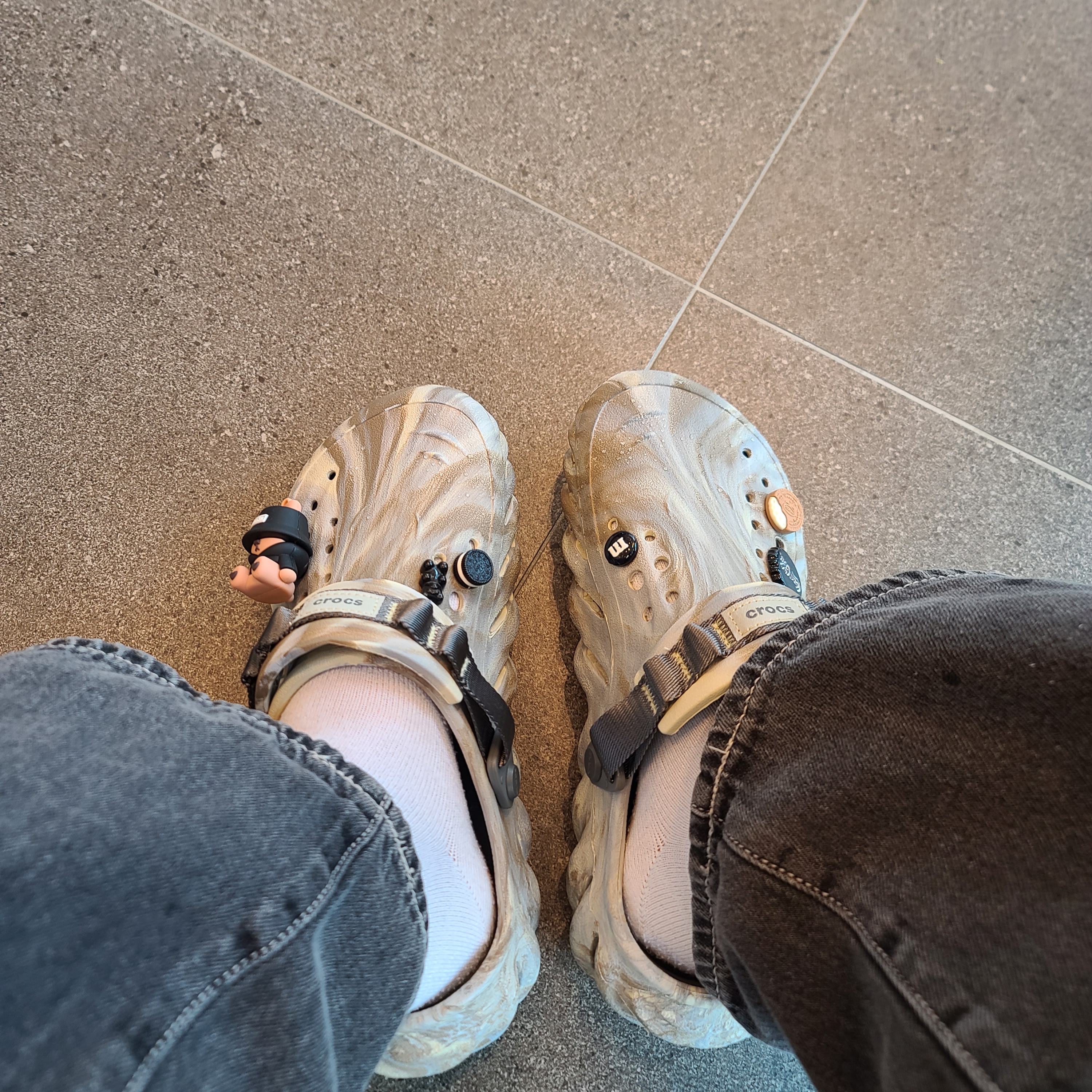 Crocs Echo Marbled Clog Bone Multi 착용 스타일