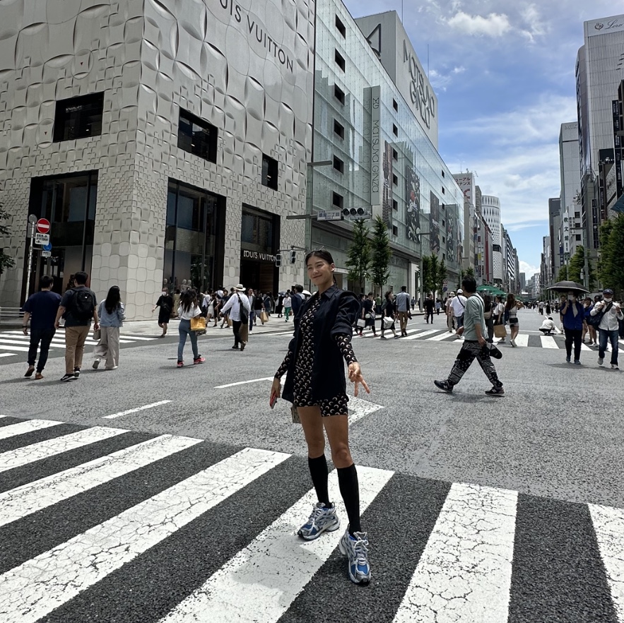 발렌시아가 러너 스니커즈 블루 화이트, (W) 마린 세르 세컨드 스킨 탑 브라운 문 착용 스타일 - 2