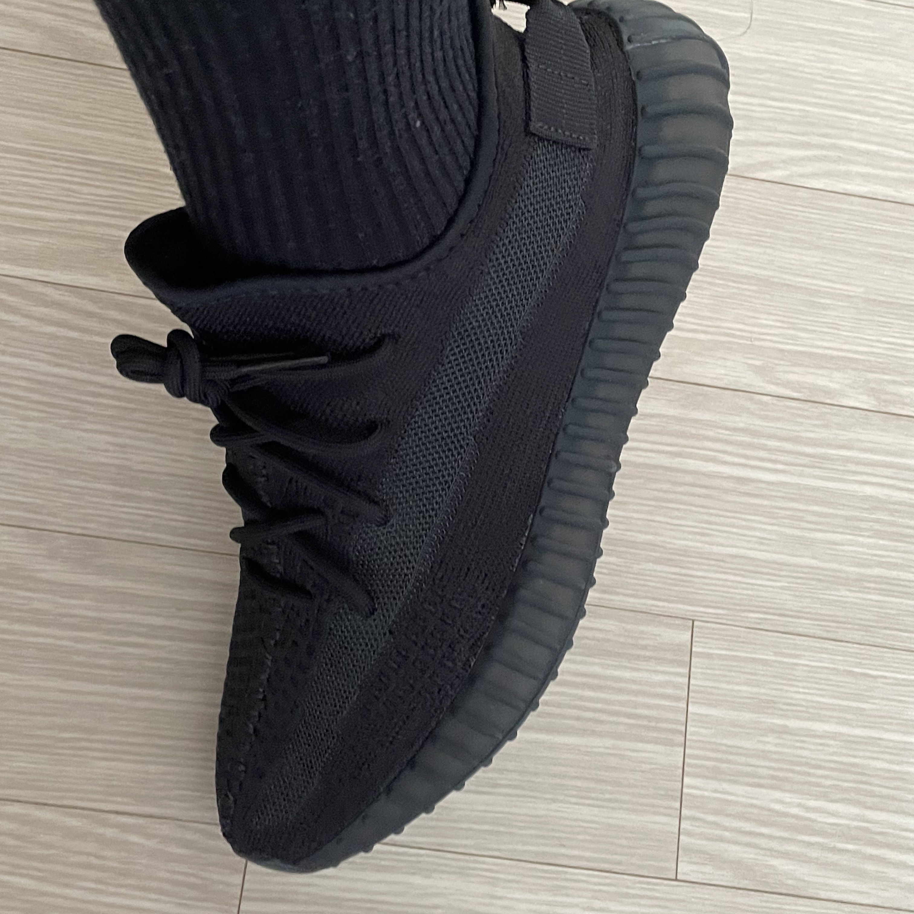 Adidas Yeezy Boost 350 V2 Onyx 착용 스타일 - 4
