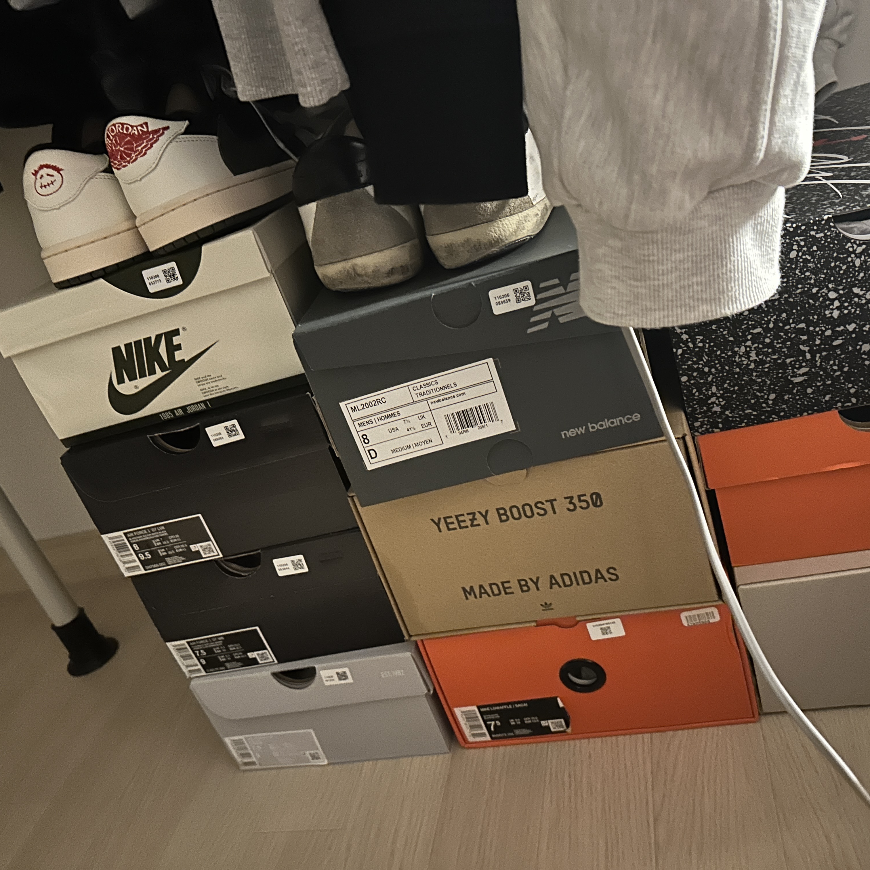 (W) Jordan 1 x Travis Scott Retro Low OG SP Medium Olive, Golden Goose Superstar White Black Heel Tab Sneakers 착용 스타일