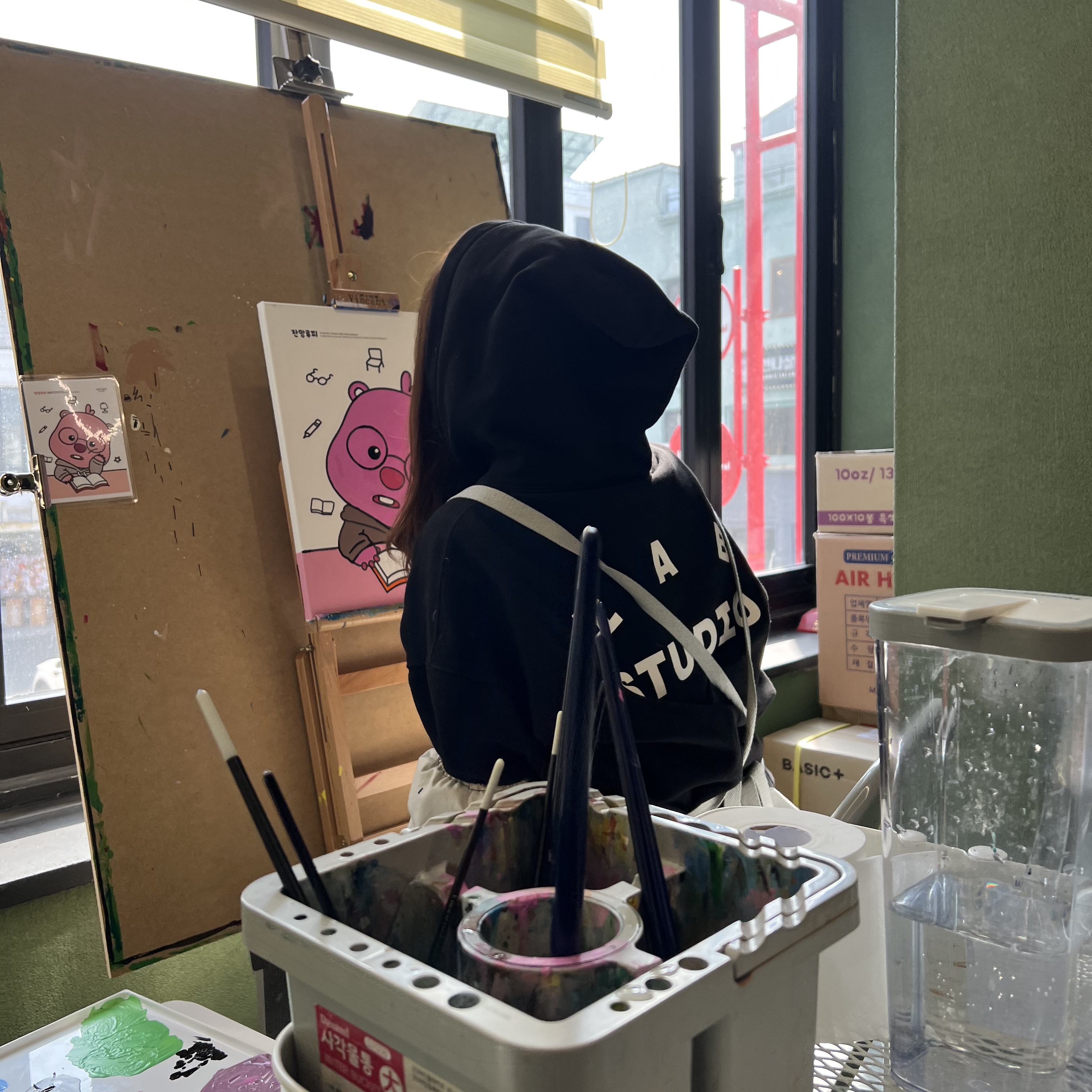 IAB Studio Hoodie Black White 착용 스타일