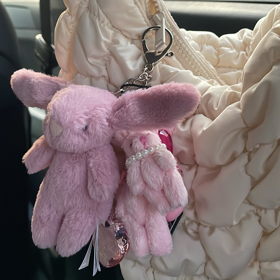 COS Quilted Mini Bag Cream, Jellycat Bashful Bunny Bag Charm Tulip 착용 스타일