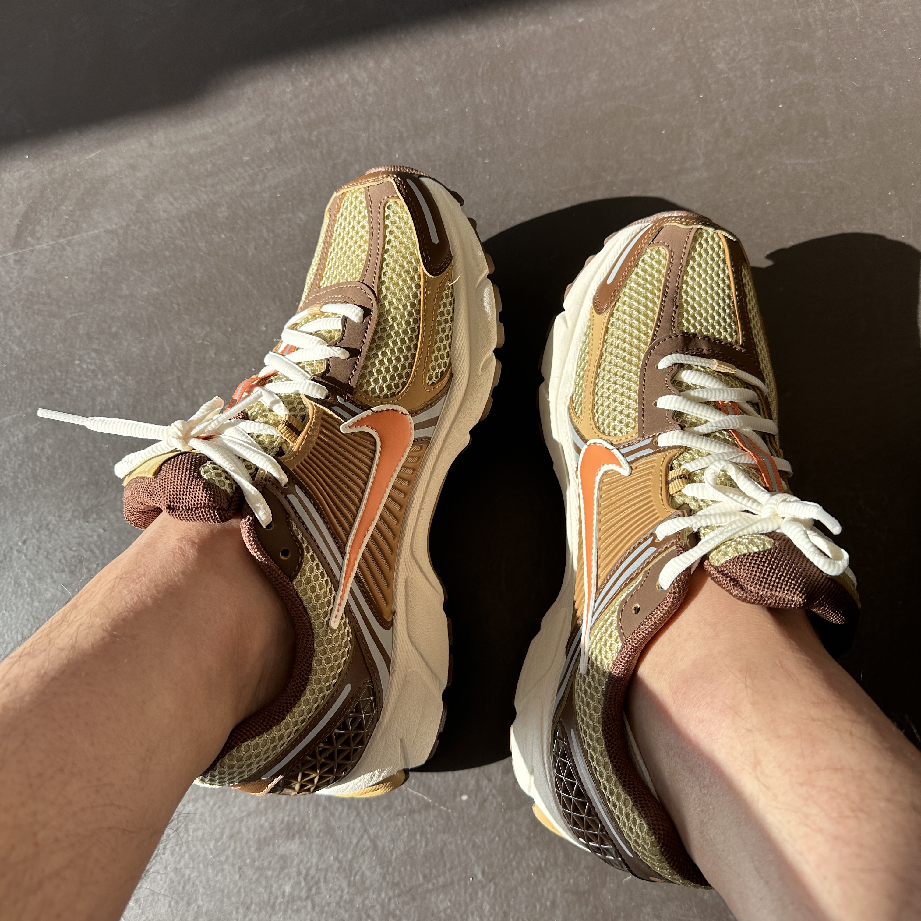 Nike Zoom Vomero 5 Wheat Grass and Cacao Wow 착용 스타일