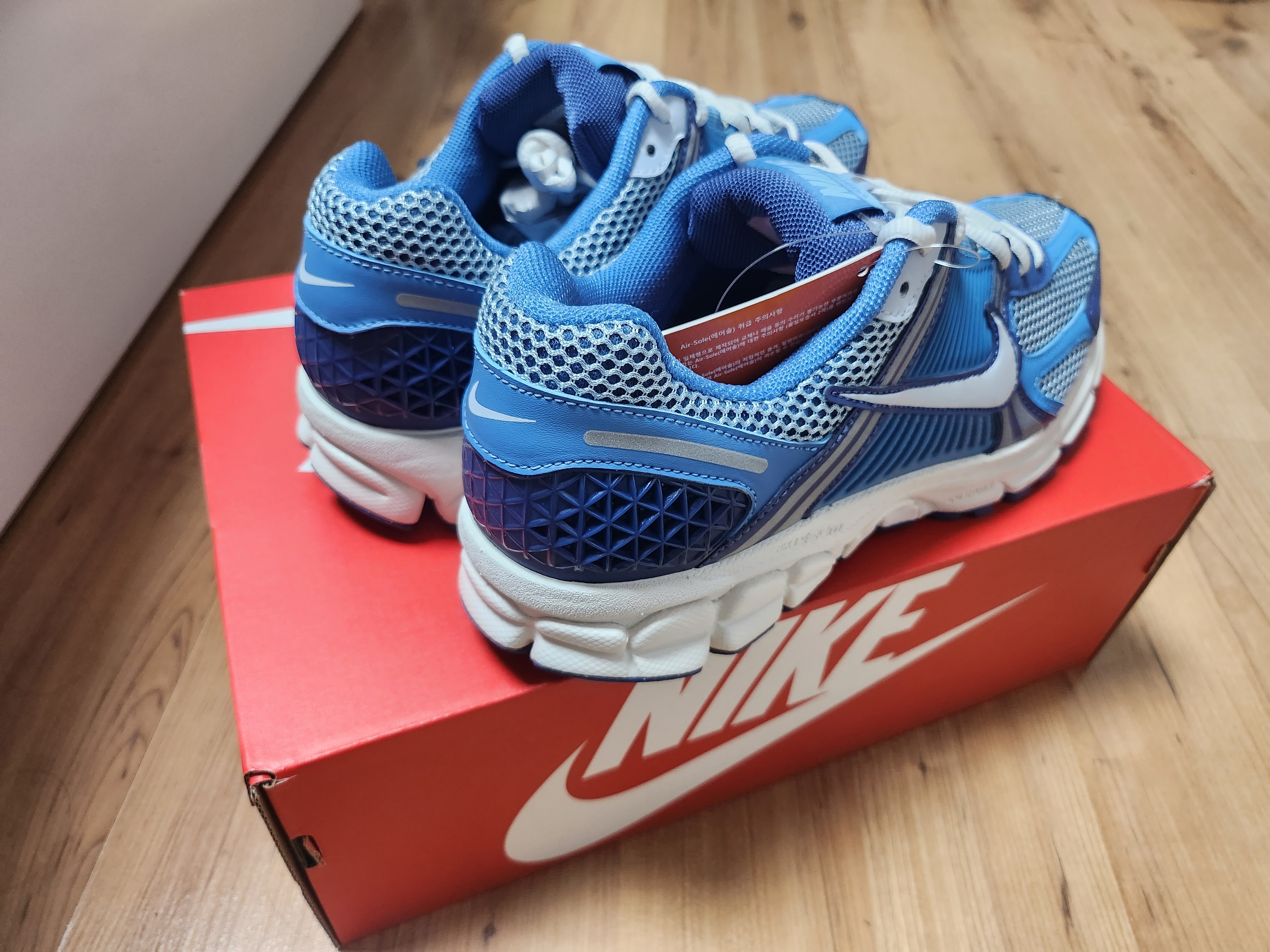 Nike Zoom Vomero 5 Mystic Navy and Worn Blue 착용 스타일 - 4