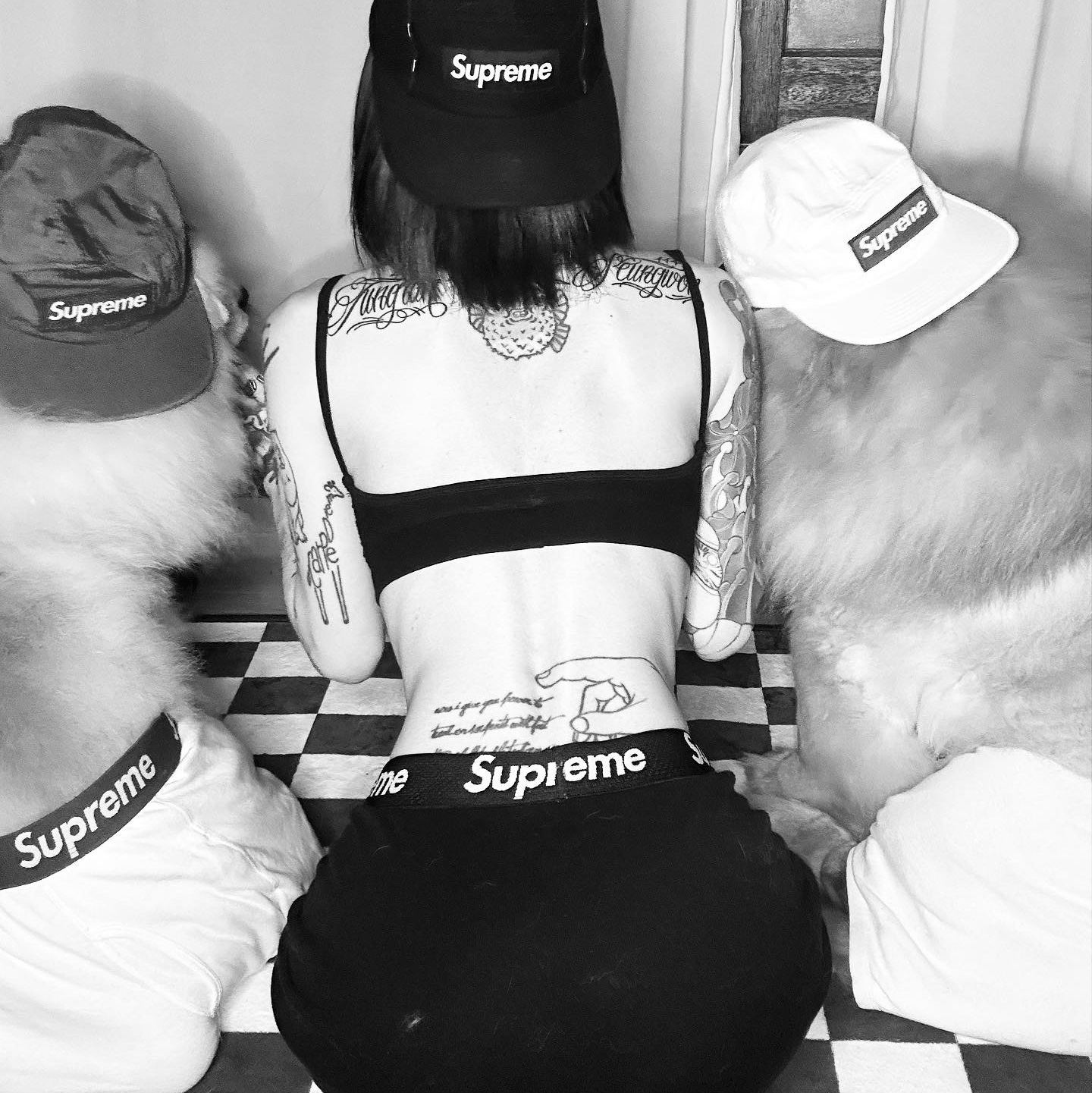 Supreme Hanes Boxer Briefs White (4 Pack), Supreme Washed Chino Twill Camp Cap Black 착용 스타일 - 3