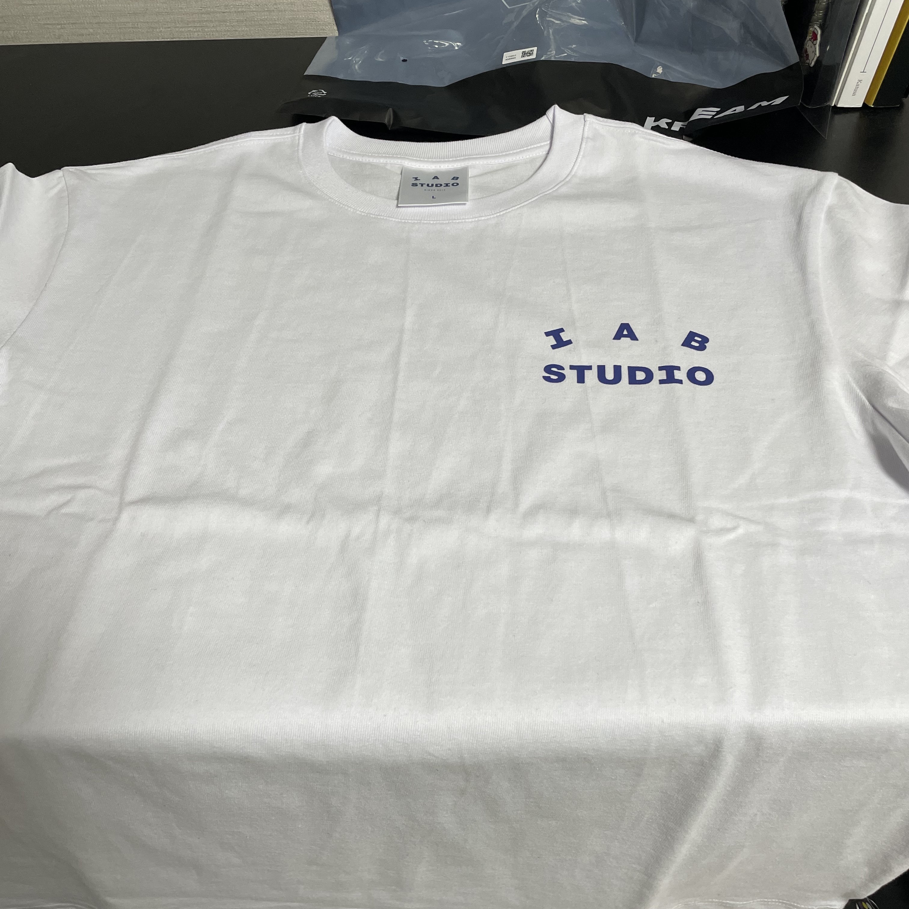 IAB Studio T-Shirt White Navy - 22FW 착용 스타일
