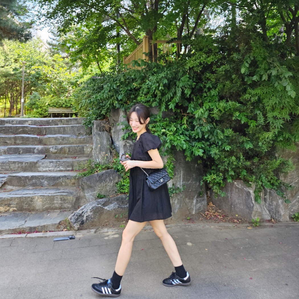 Adidas Samba OG Black White Gum, Chanel Mini Flap Bag Lambskin & Silver Black 착용 스타일