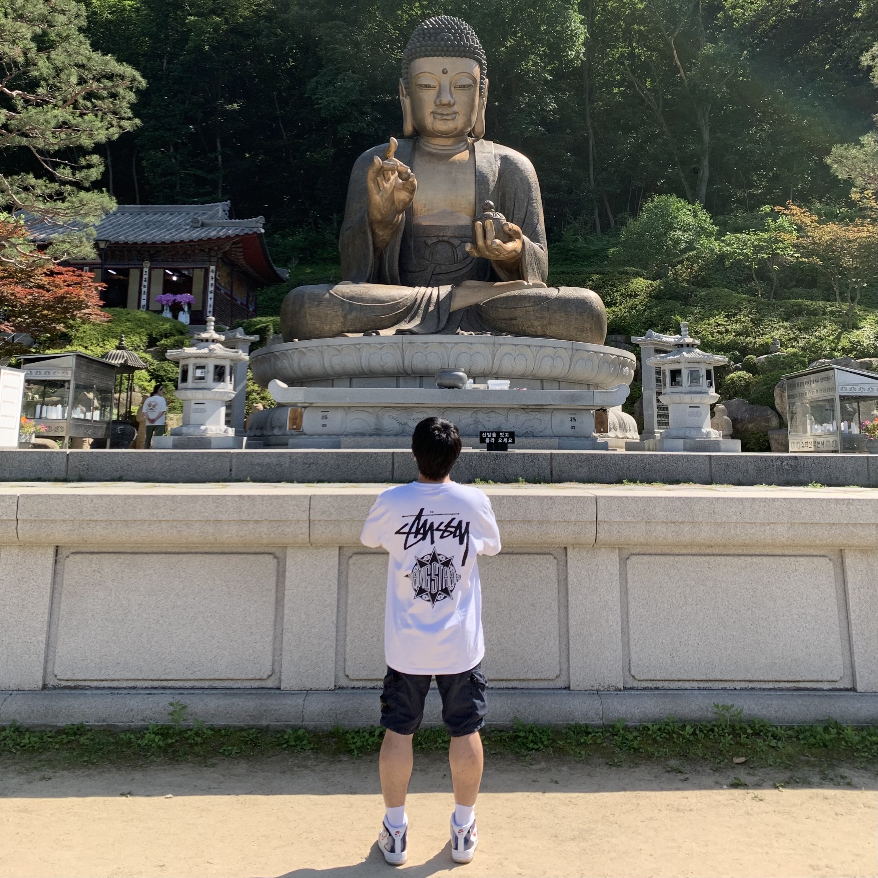Stussy x Gang Starr Take It Personal T-Shirt White, Nike Air Force 1 Mid QS University Red and Midnight Navy 착용 스타일