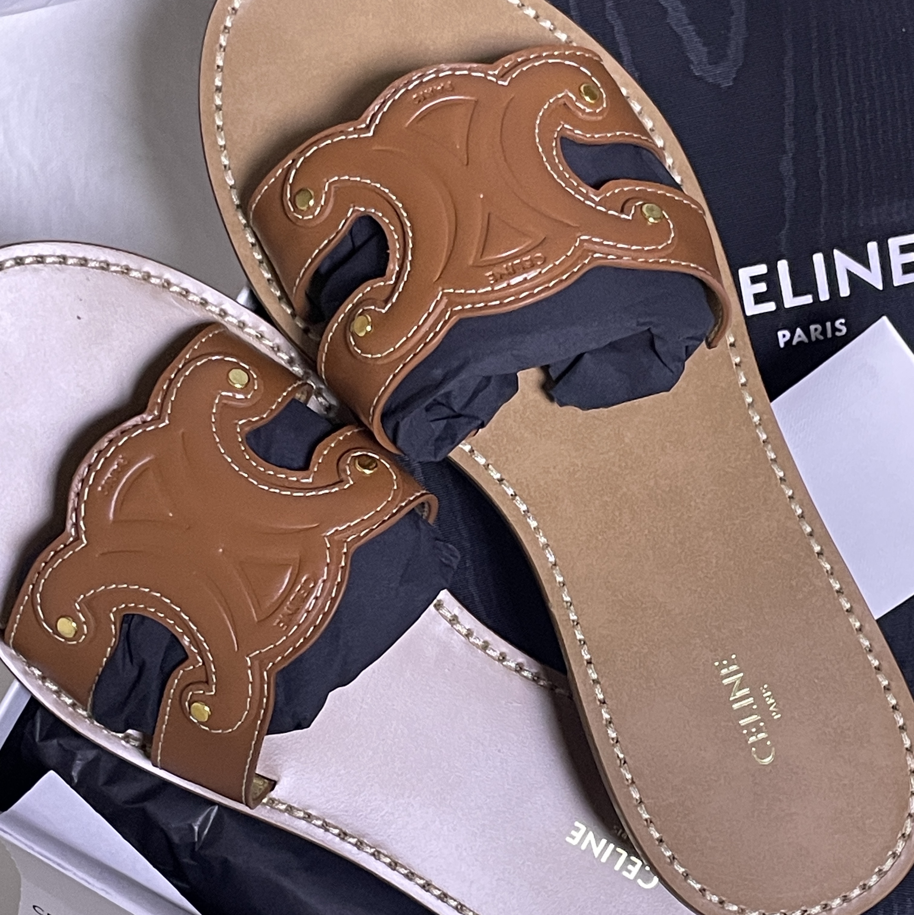 (W) Celine Triomphe Mule in Calfskin Tan 착용 스타일