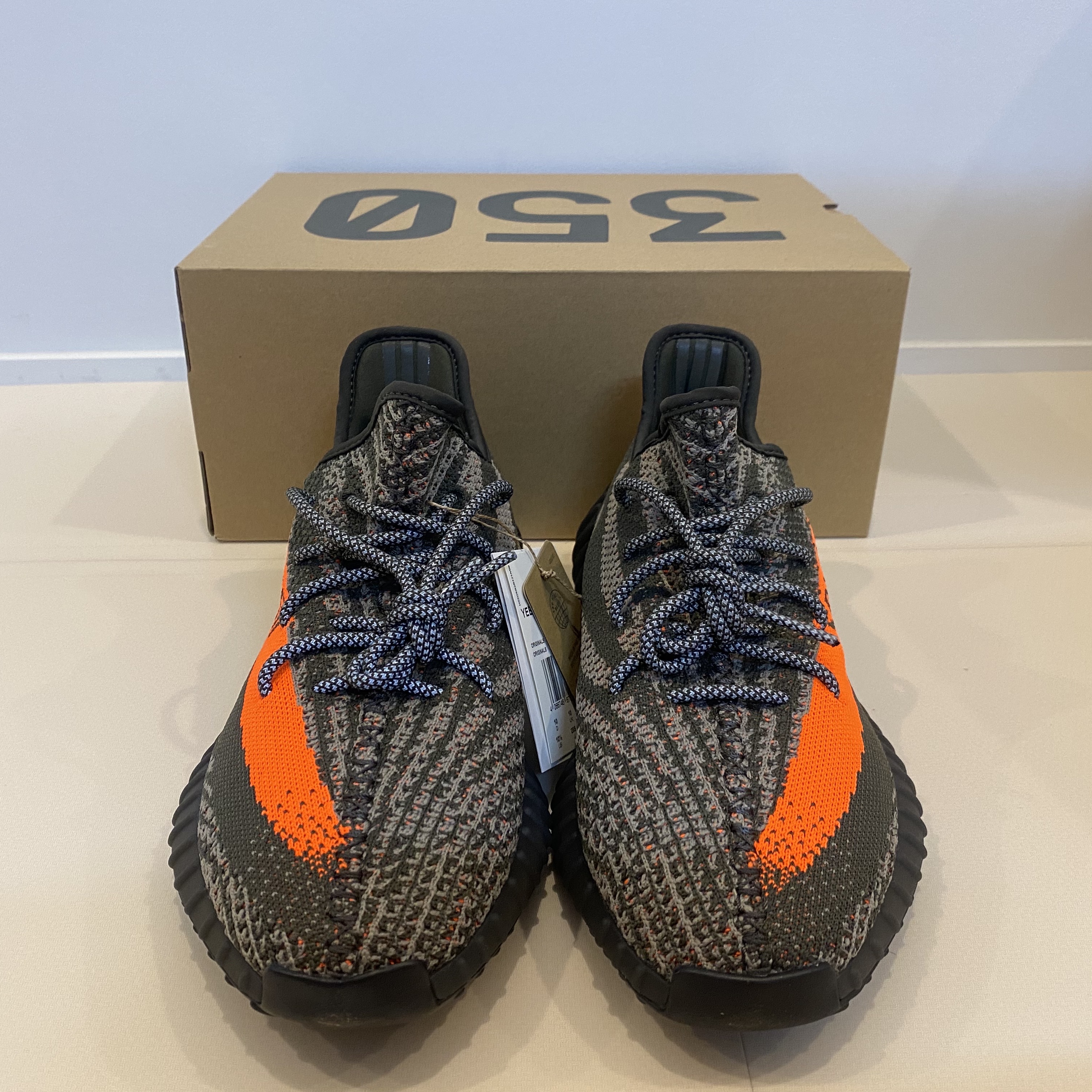 Adidas Yeezy Boost 350 V2 Carbon Beluga 착용 스타일 - 2