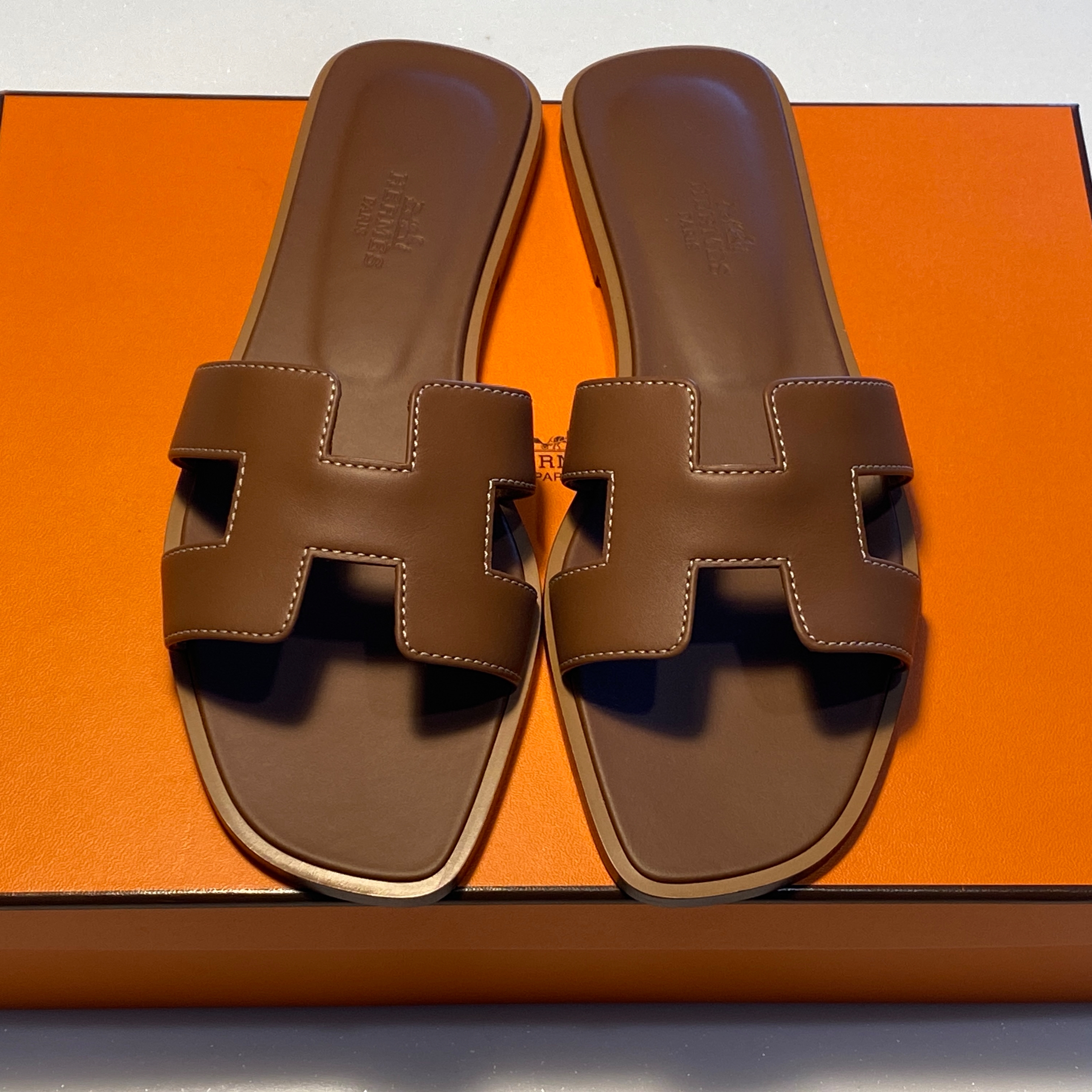 (W) Hermes Oran Sandal Calfskin & Gold Piqures Ecrues 착용 스타일 - 3