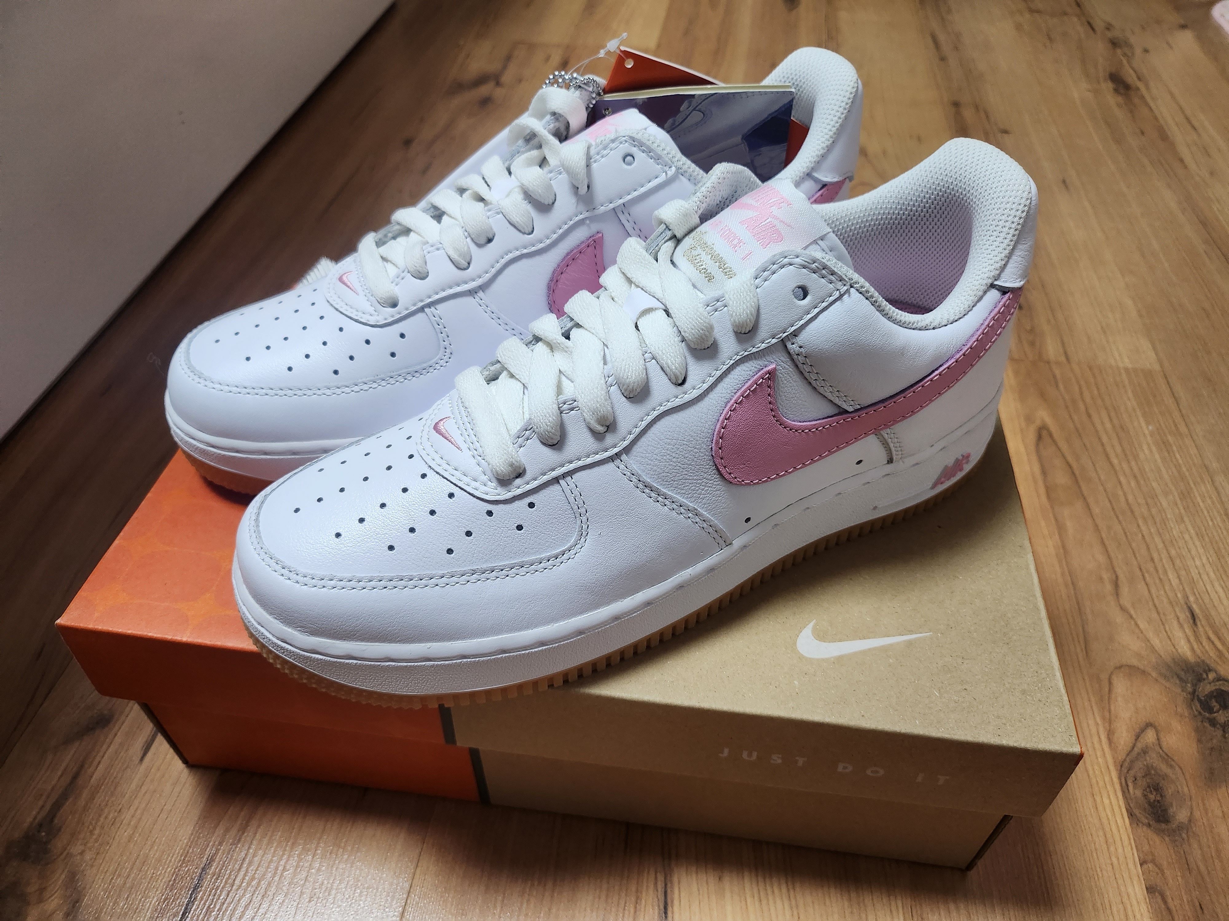 Nike Air Force 1 Low Retro Color of the Month White Pink 착용 스타일 - 1