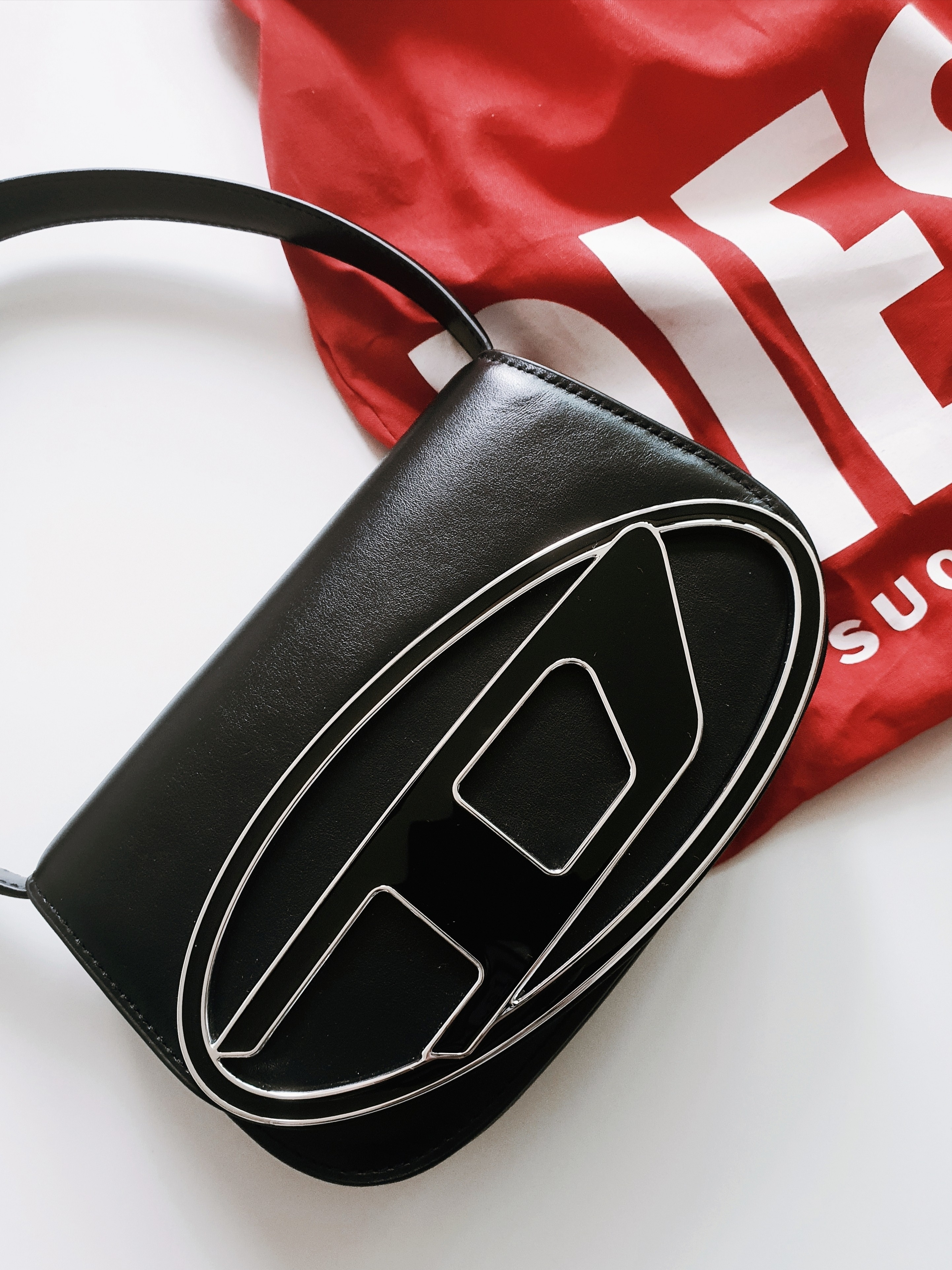 Diesel 1DR Shoulder Bag in Nappa Leather Black 착용 스타일 - 1