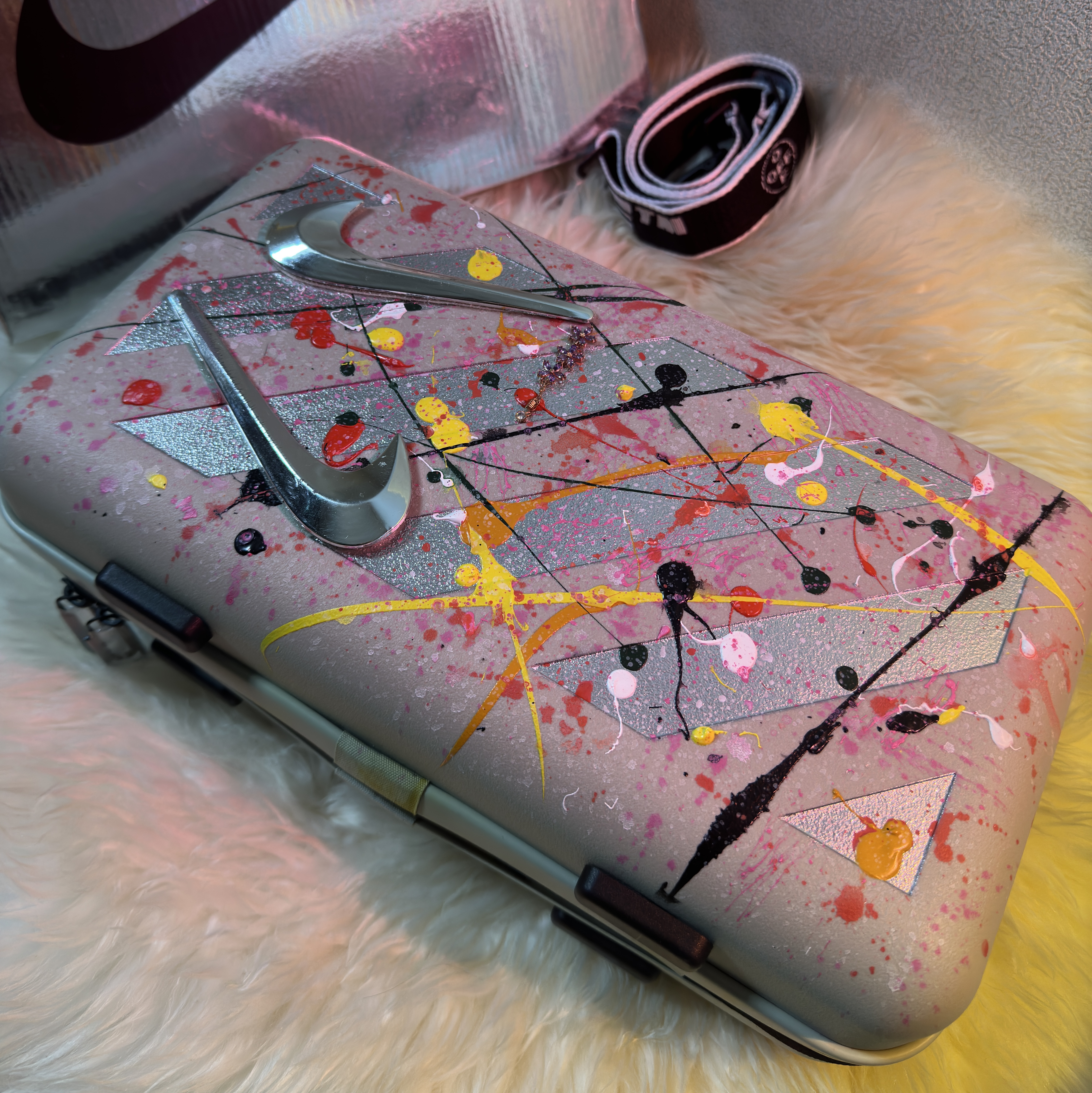 Off-White x Amore Pacific Protection Box (Without Cosmetics) 착용 스타일 - 1