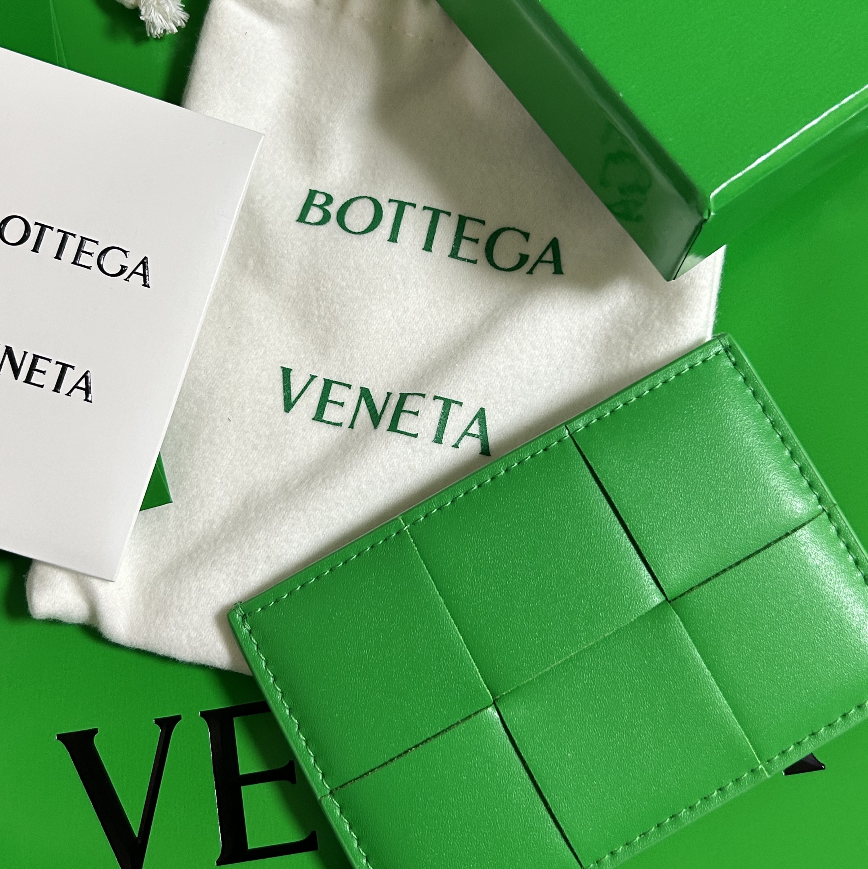 Bottega Veneta Credit Card Case Calfskin Parakeet 착용 스타일