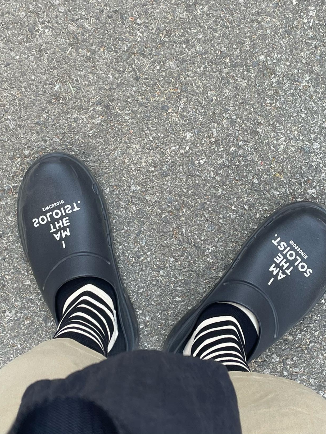 Oofos x Takahiromiyashita The Soloist Signature Clog Black White 착용 스타일 - 3