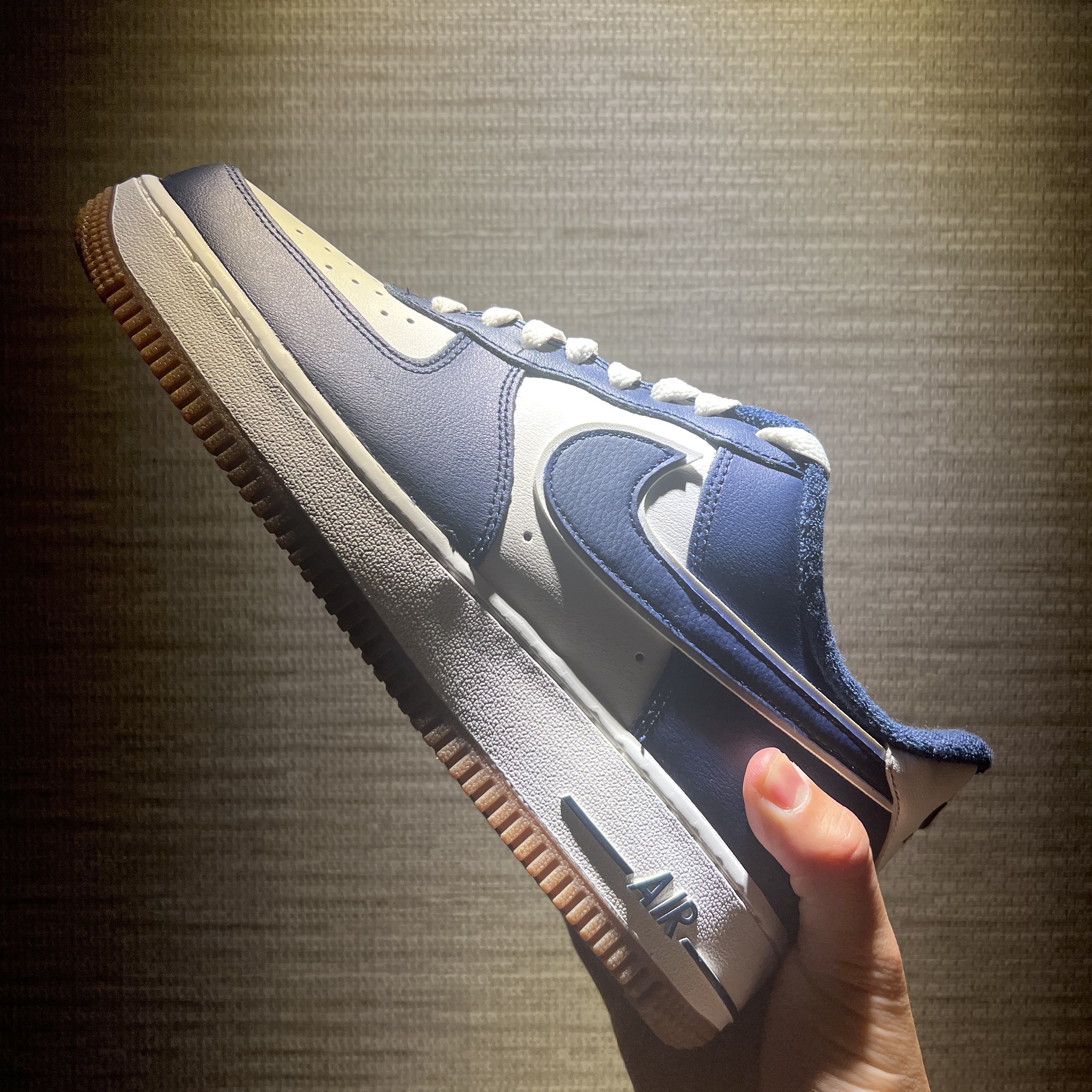 Nike Air Force 1 '07 LV8 Midnight Navy 착용 스타일