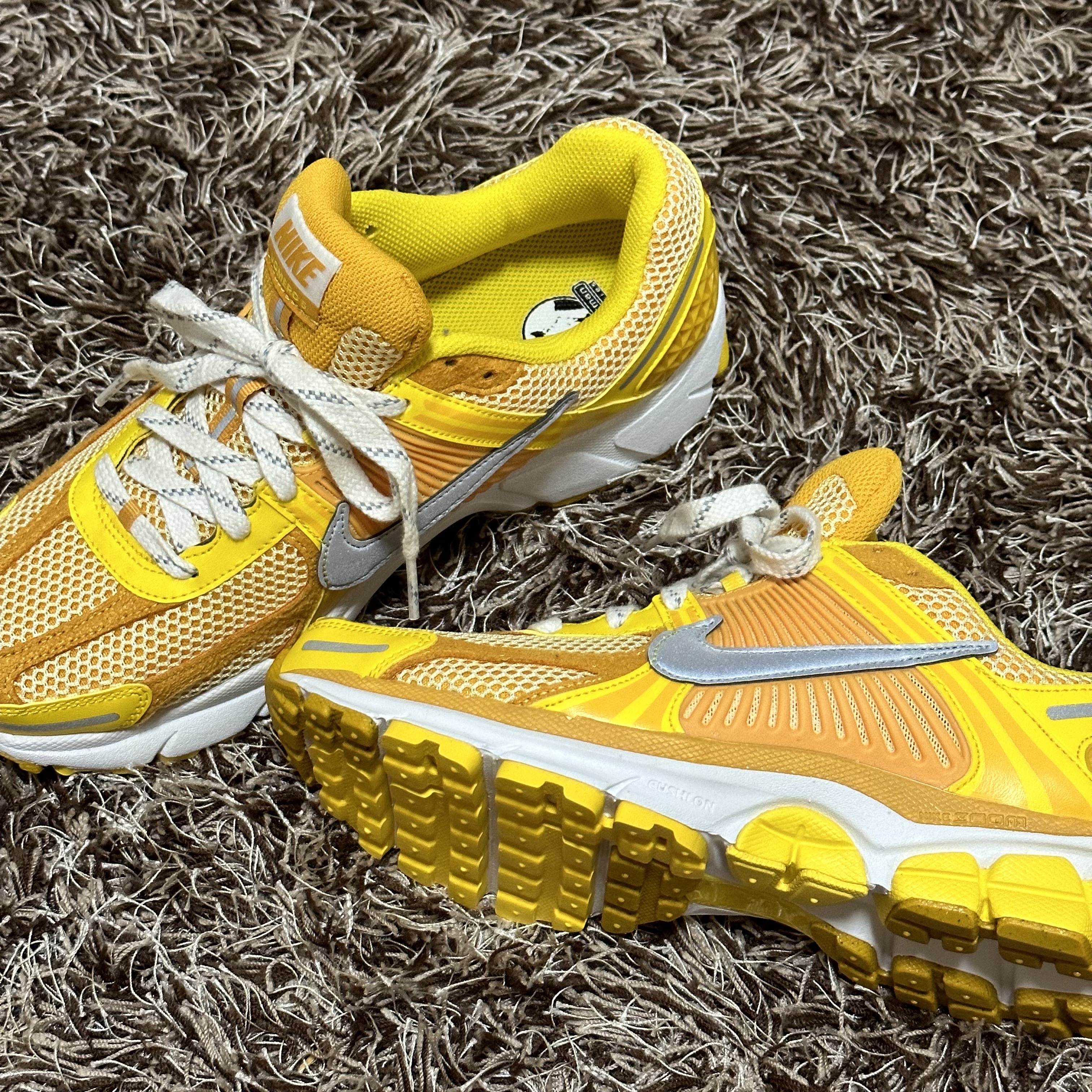 Nike Zoom Vomero 5 Yellow Ochre 착용 스타일