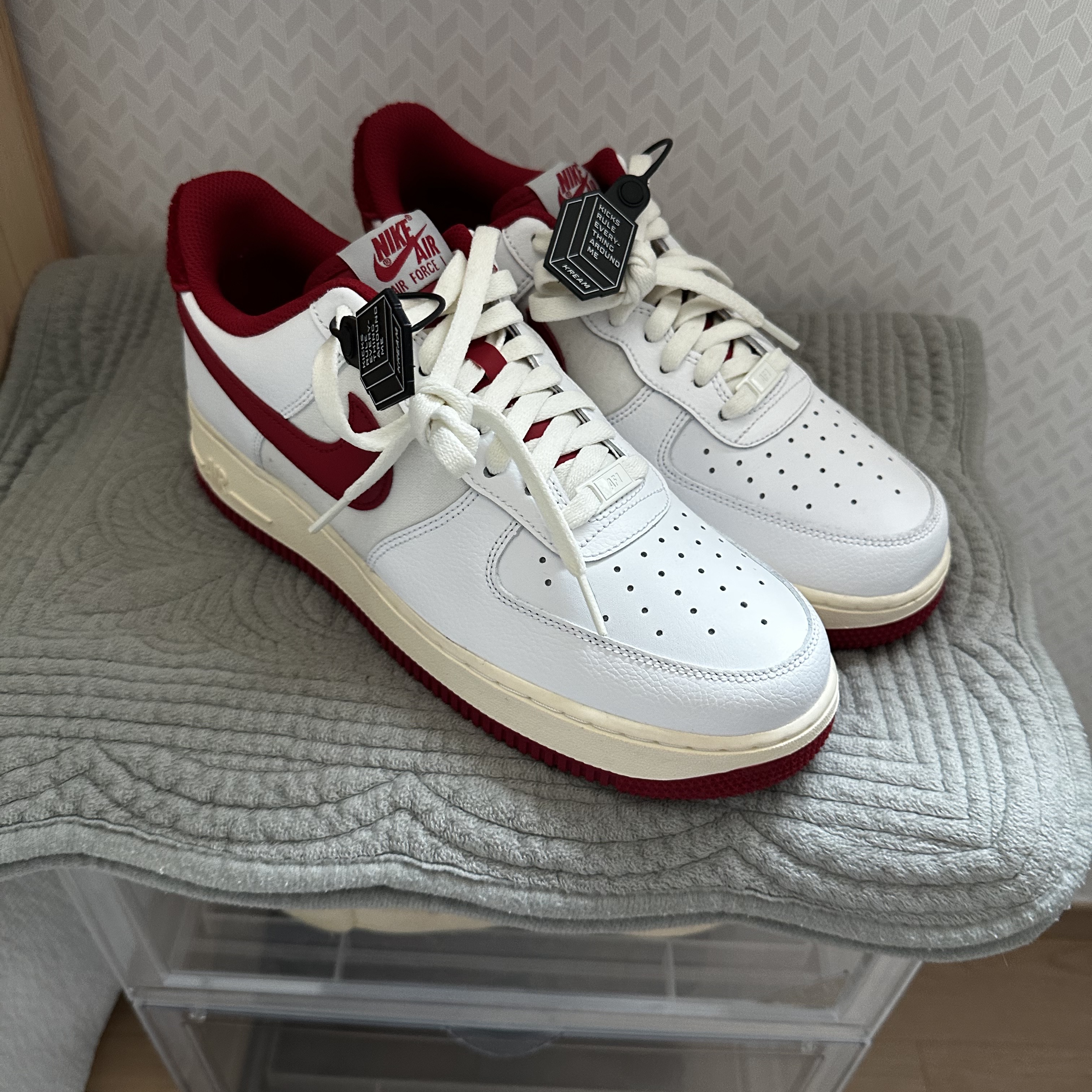 Nike Air Force 1 '07 LV8 Varsity White Gym Red 착용 스타일