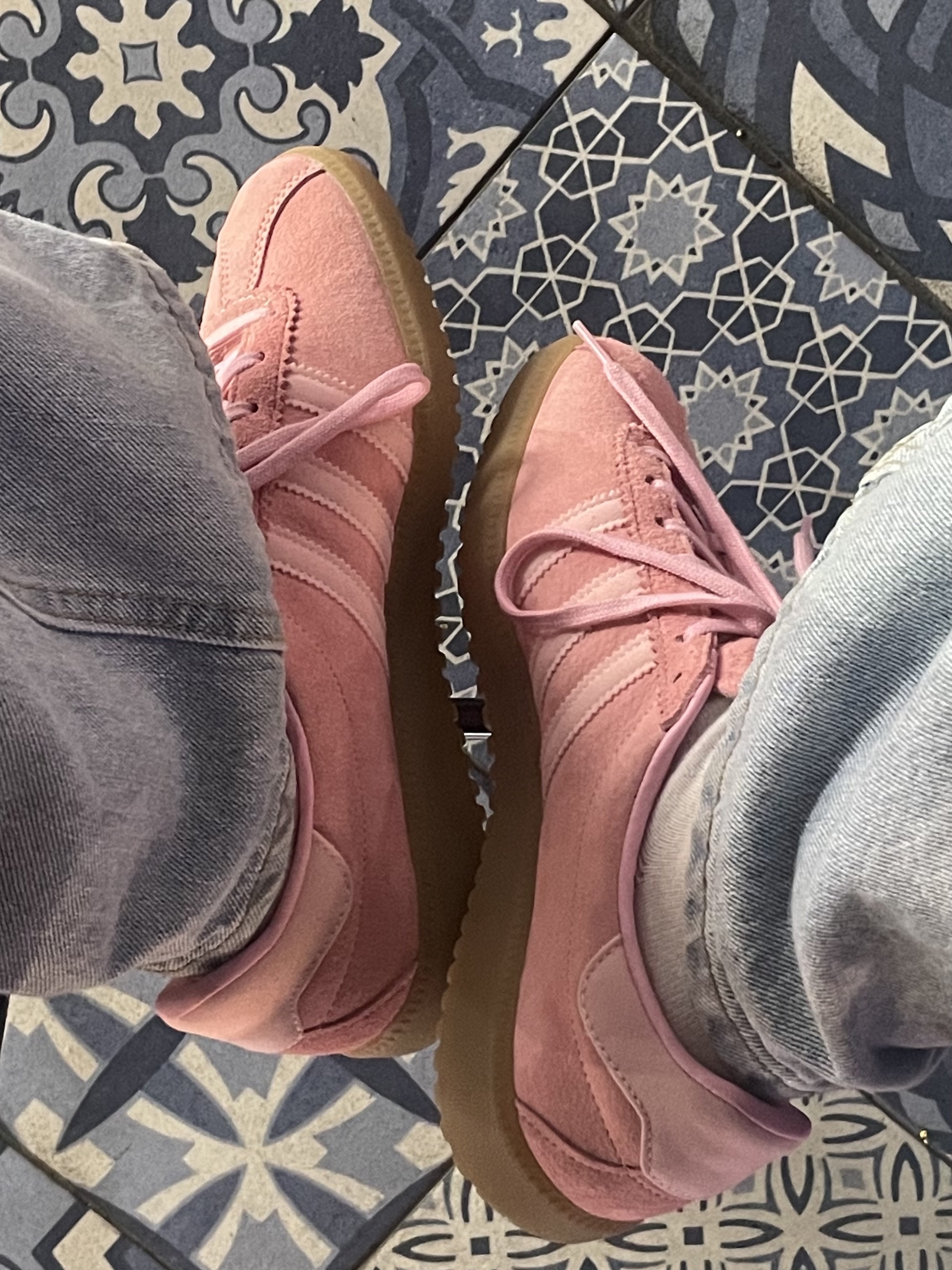 Adidas Bermuda Glow Pink 착용 스타일 - 3