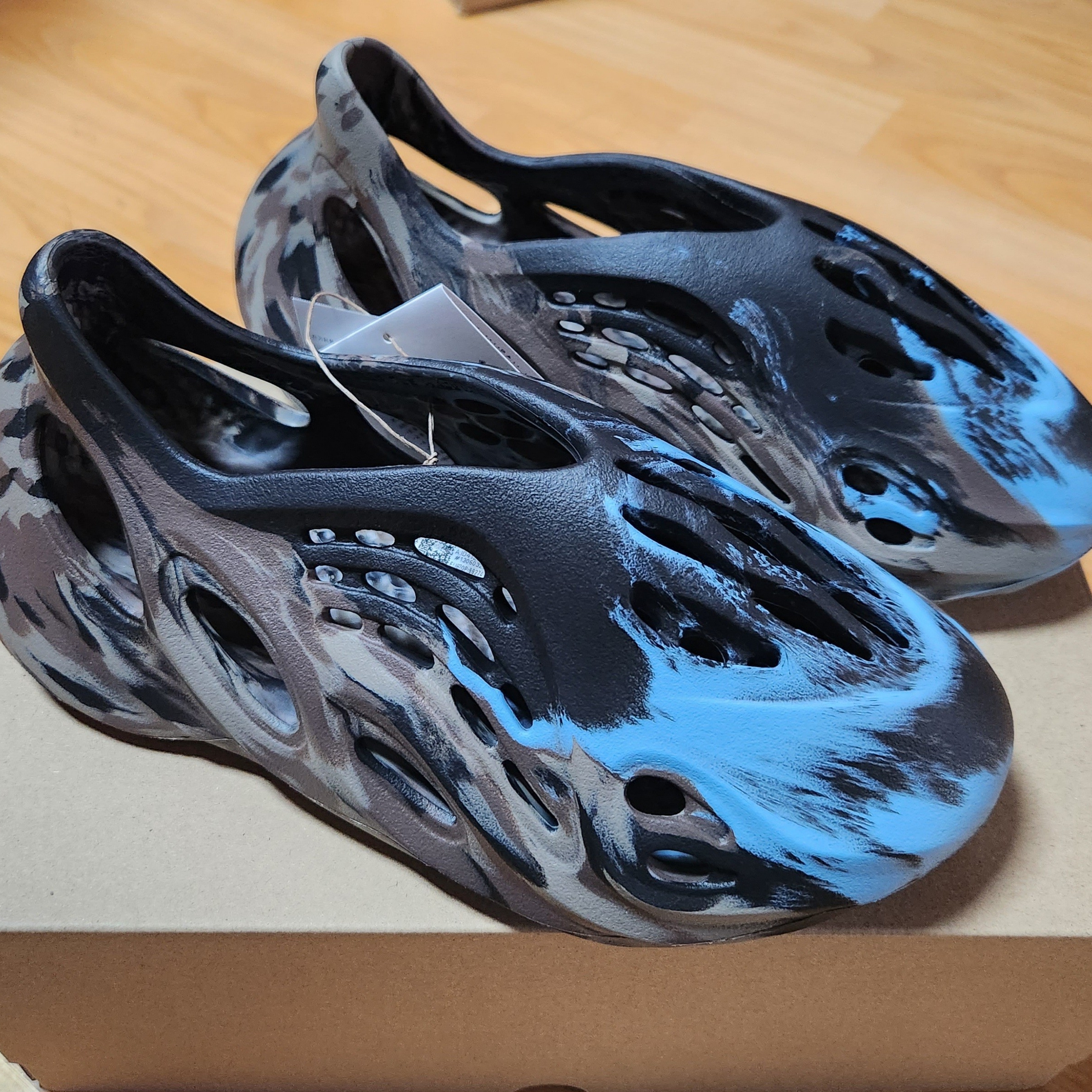 Adidas Yeezy Foam RNNR MX Cinder 착용 스타일 - 3