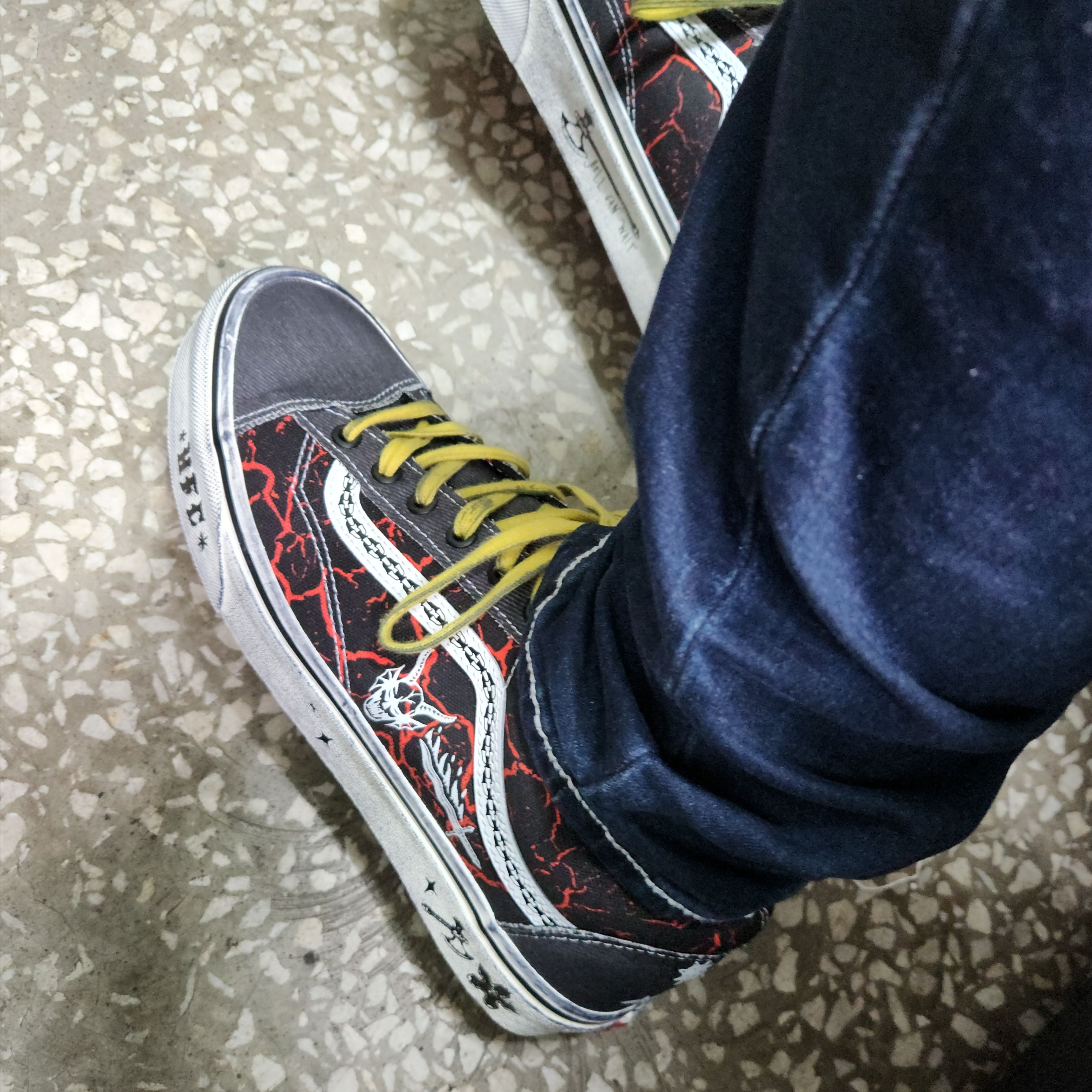Vans x Stranger Things Style 36 Black Red 착용 스타일 - 4