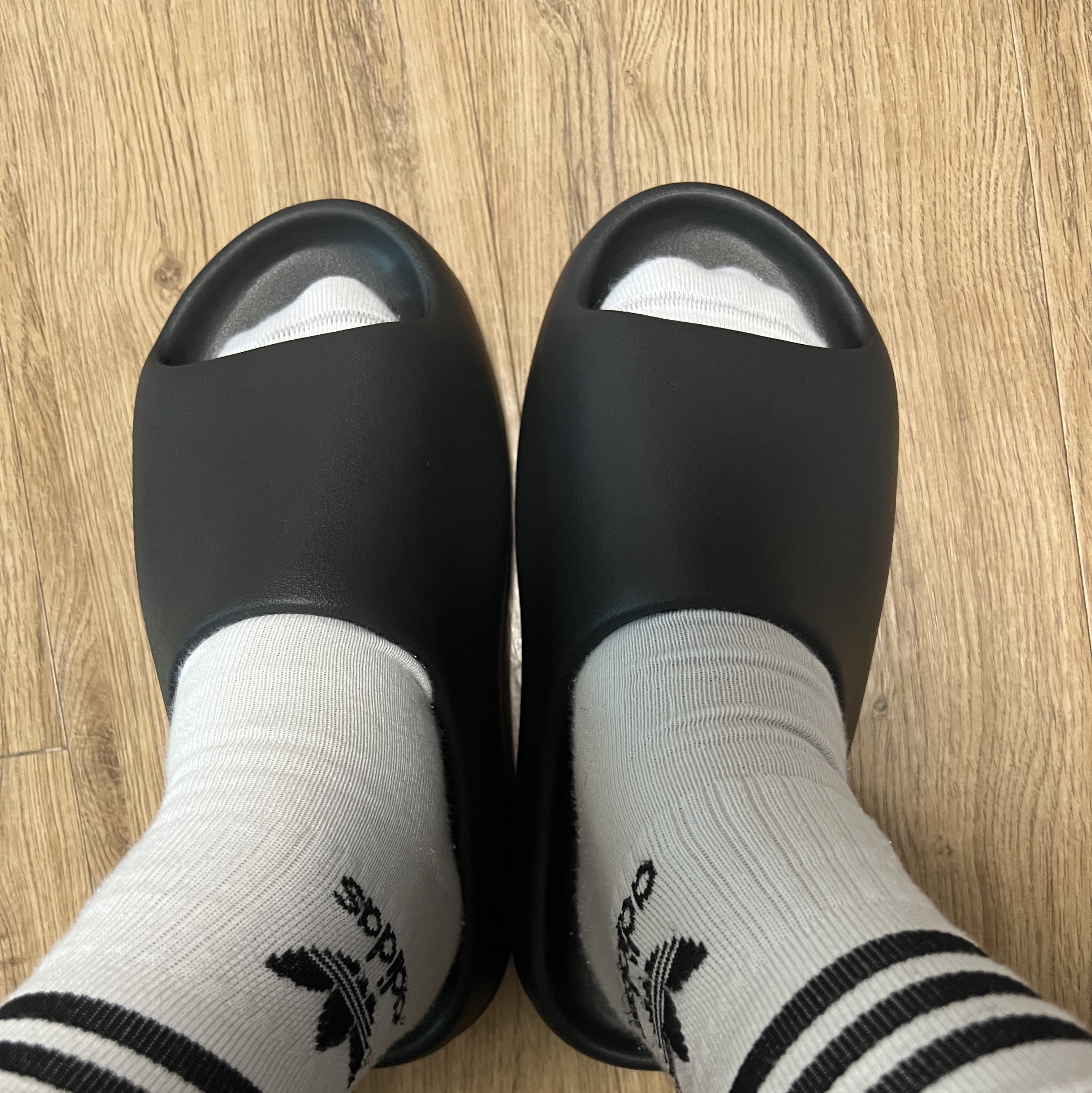 Adidas Yeezy Slide Onyx 착용 스타일