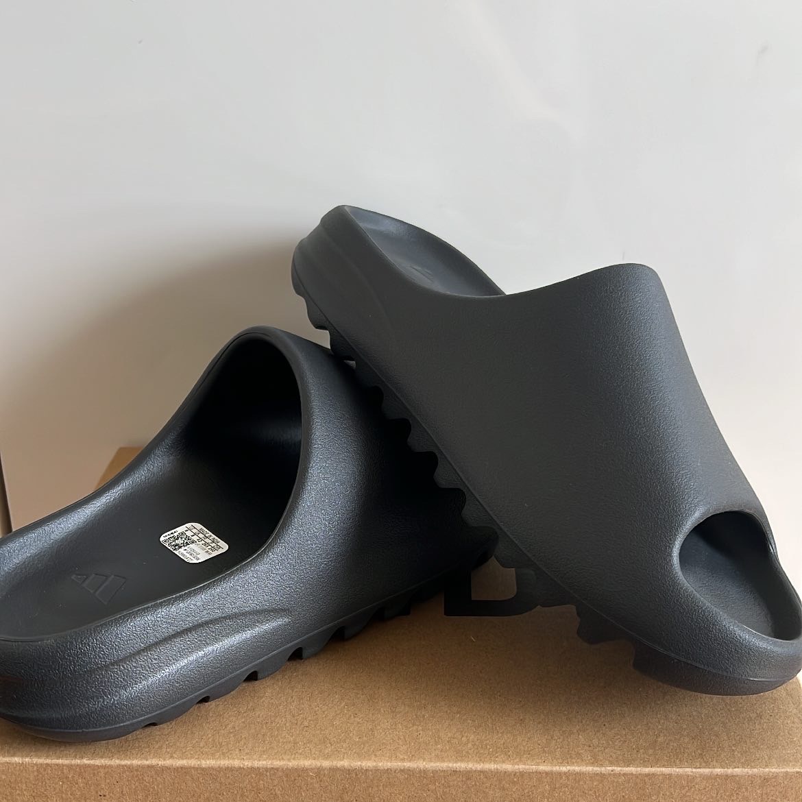 Adidas Yeezy Slide Onyx 착용 스타일