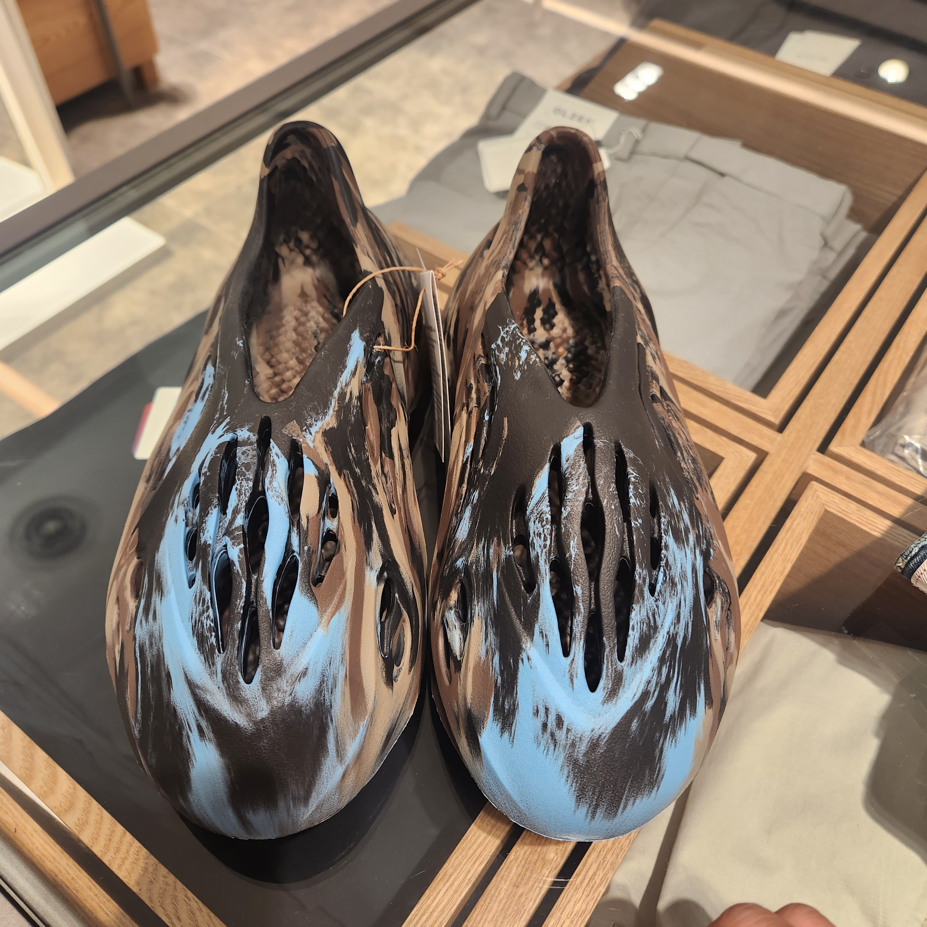 Adidas Yeezy Foam RNNR MX Cinder 착용 스타일 - 2
