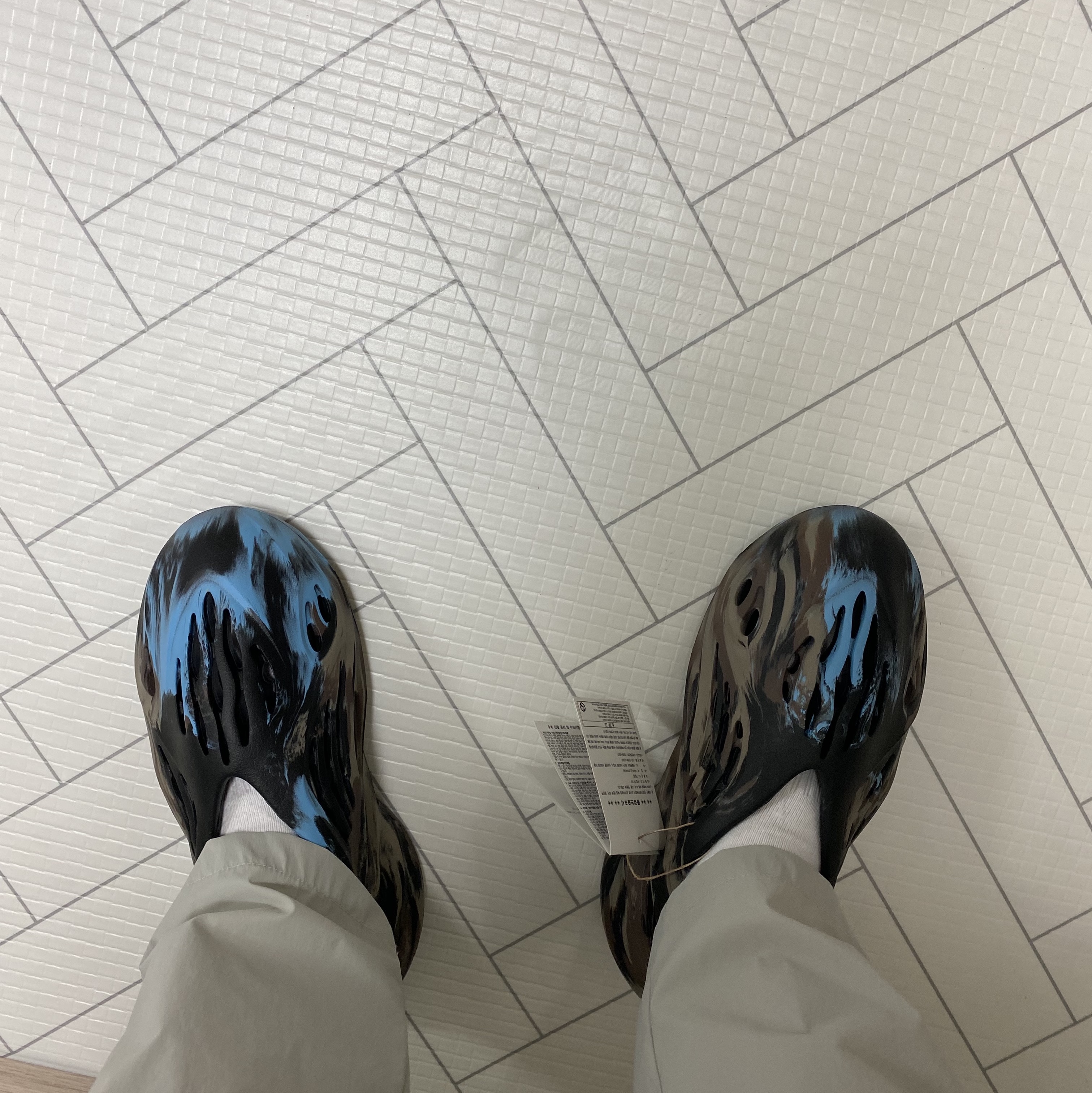 Adidas Yeezy Foam RNNR MX Cinder 착용 스타일 - 3