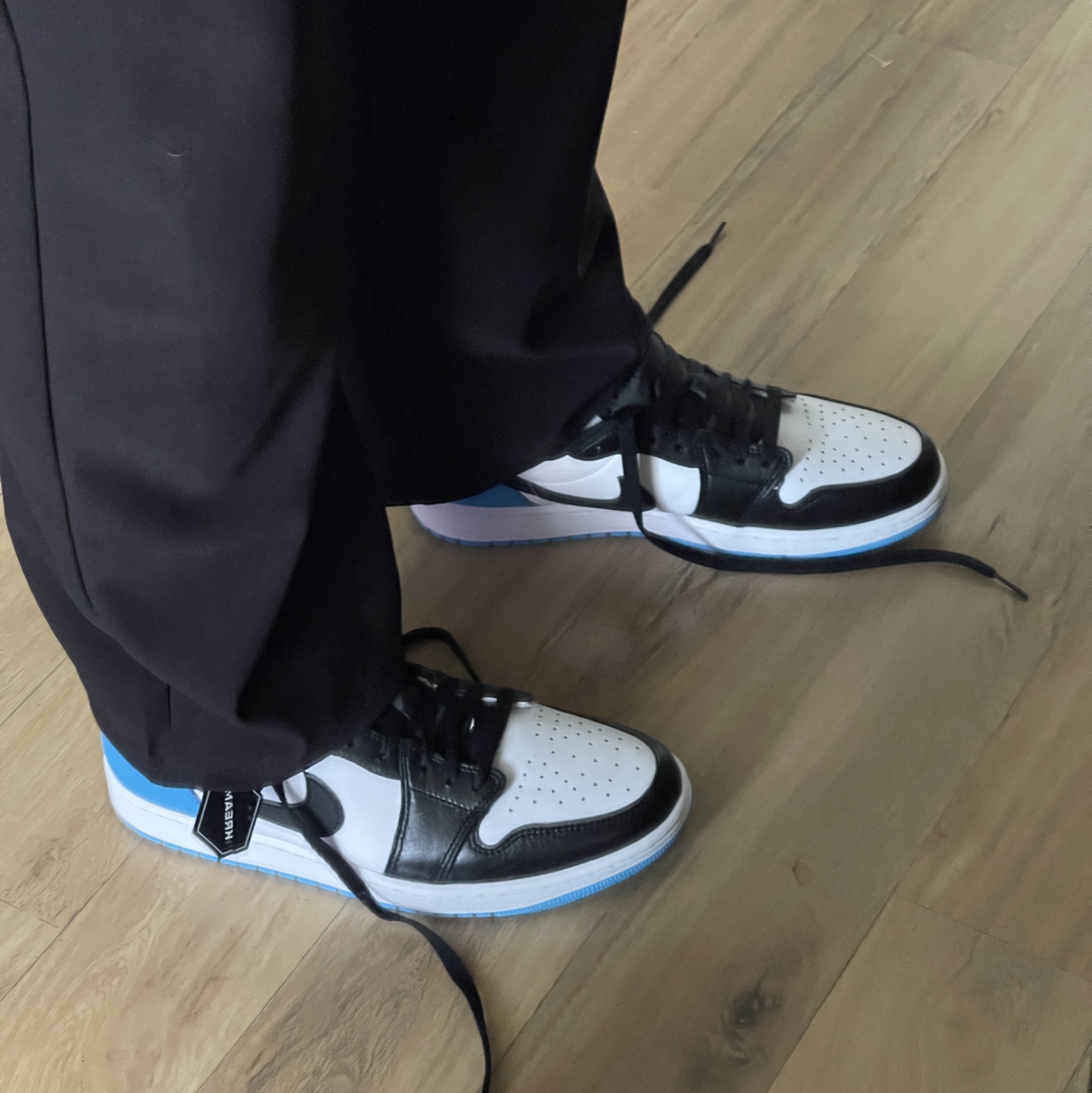 Jordan 1 Retro Low OG Black and Dark Powder Blue 착용 스타일
